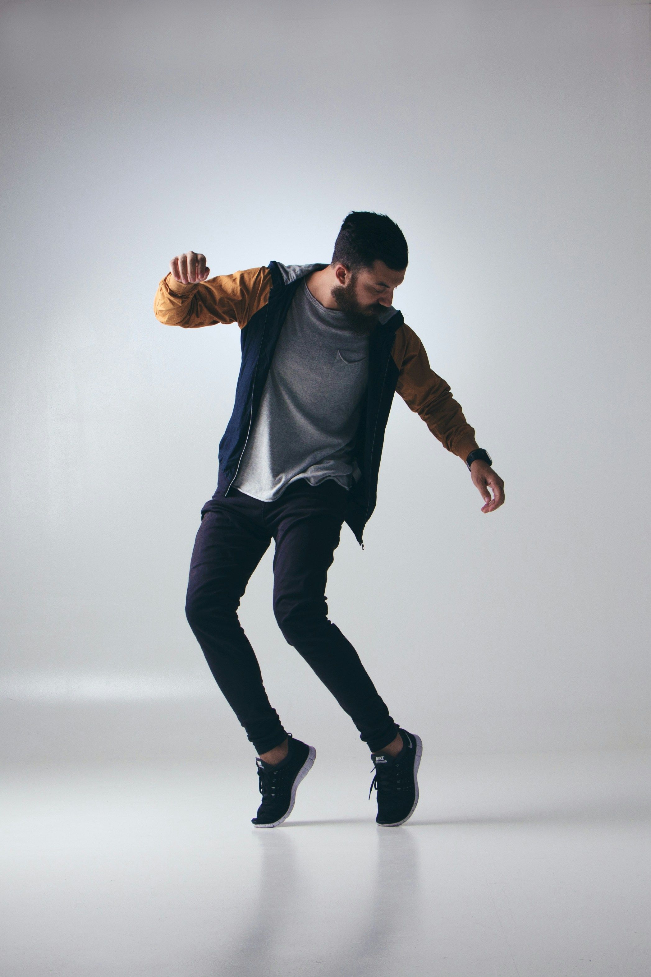 Mann danser i studio