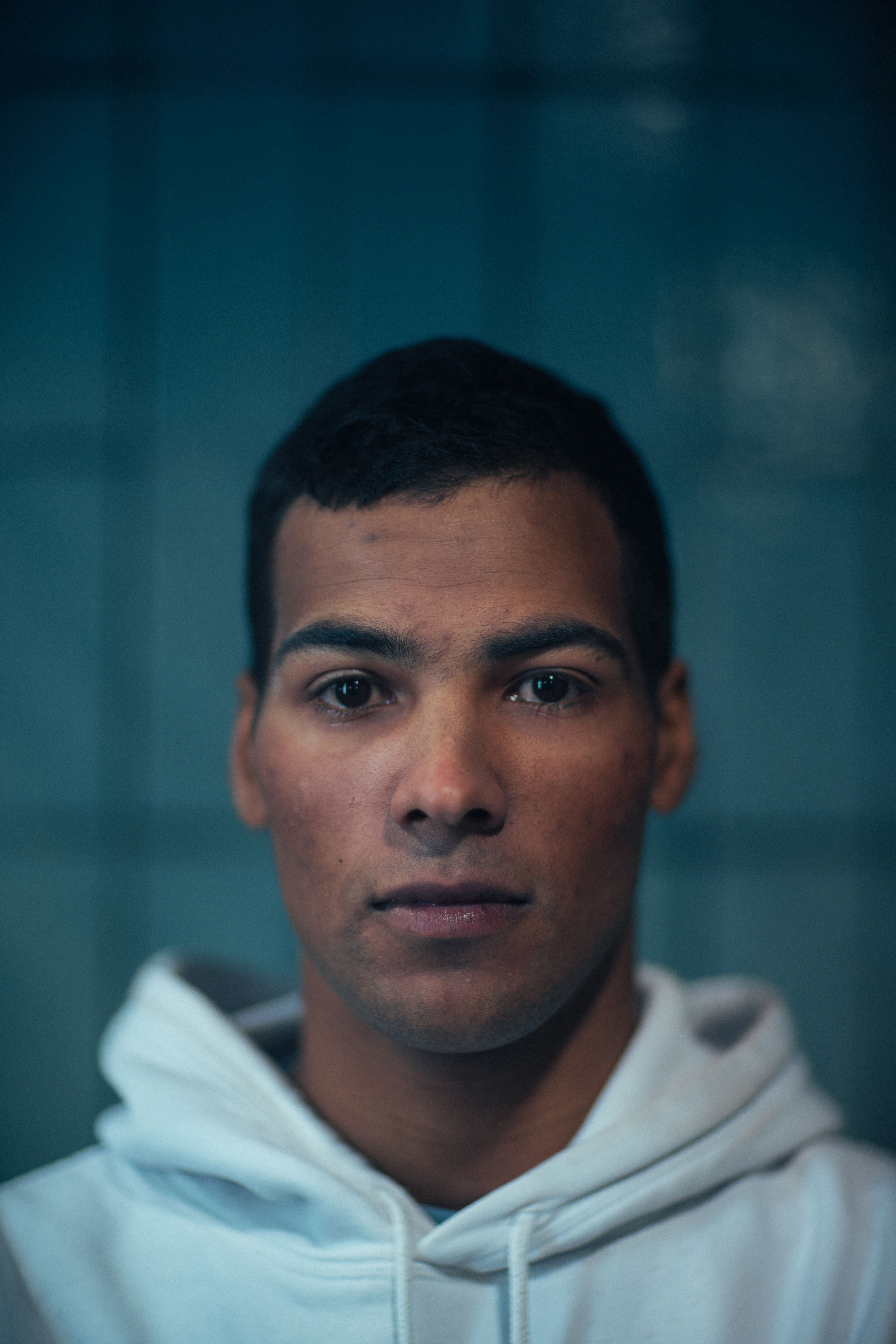 Gutt som ser rett inn i kamera. Portrett.