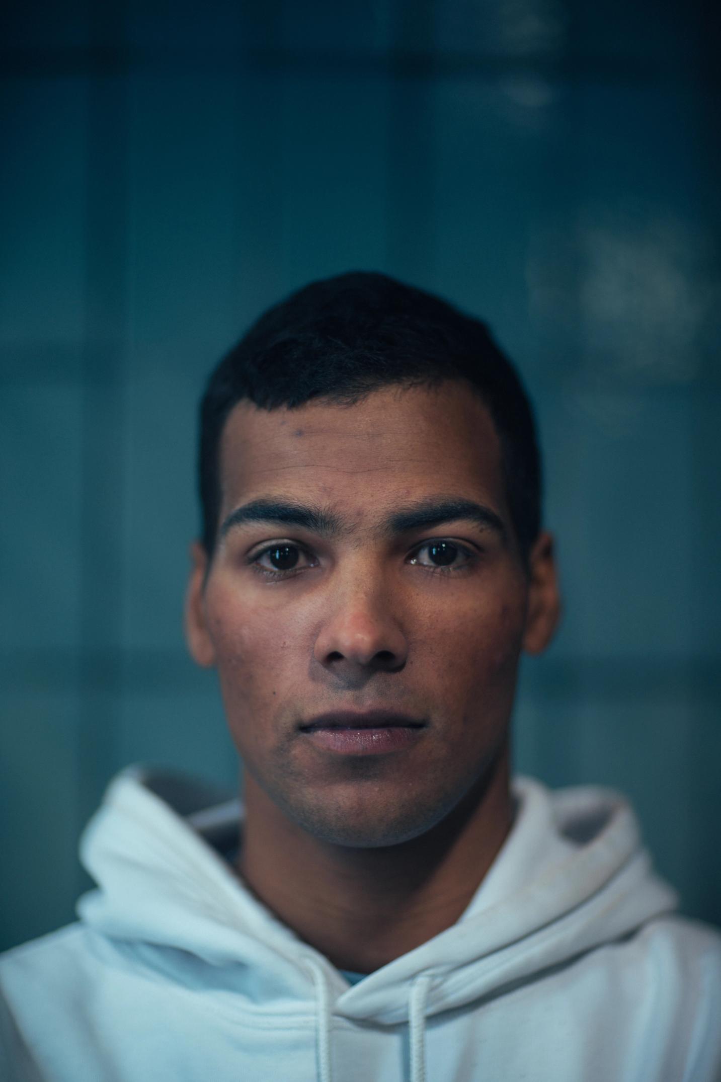 Gutt som ser rett inn i kamera. Portrett.