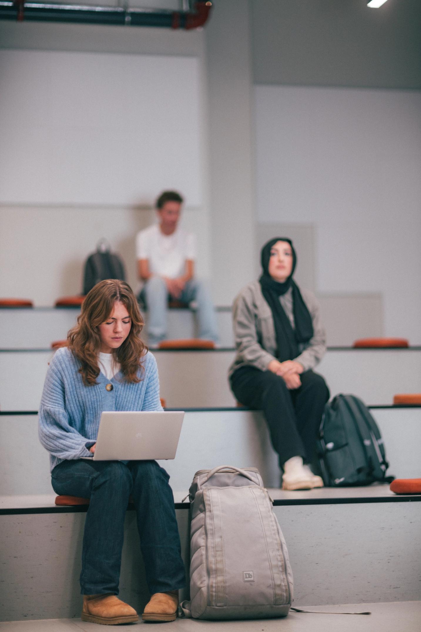 Personer som sitter på ulike benker, skolesetting.