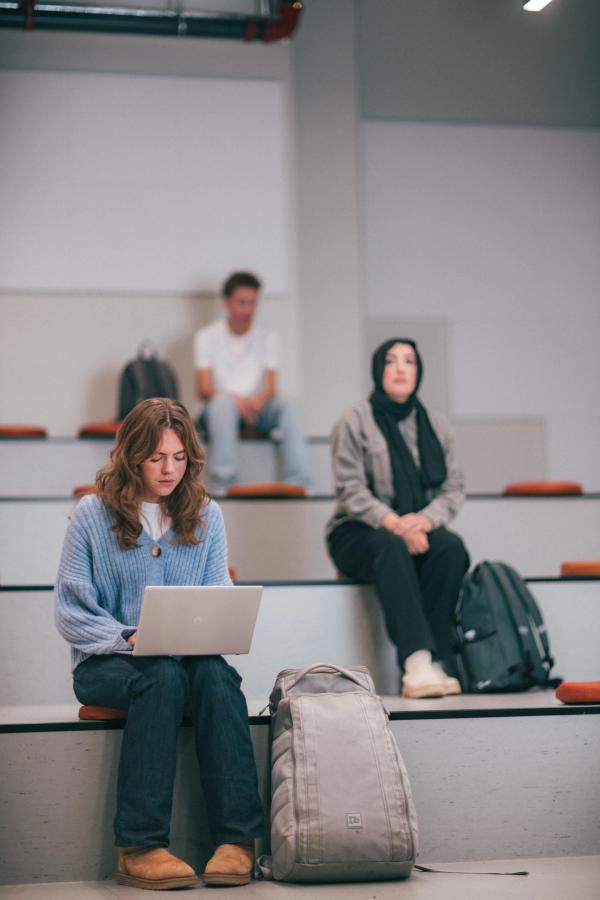 Personer som sitter på ulike benker, skolesetting.