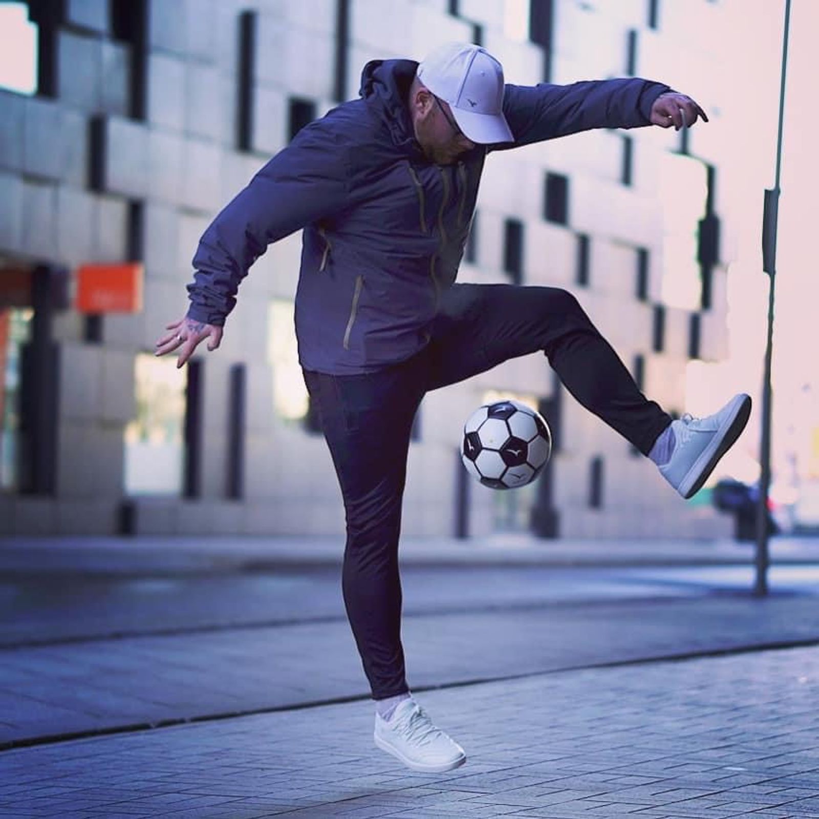 Triksepappa som trikser med ball