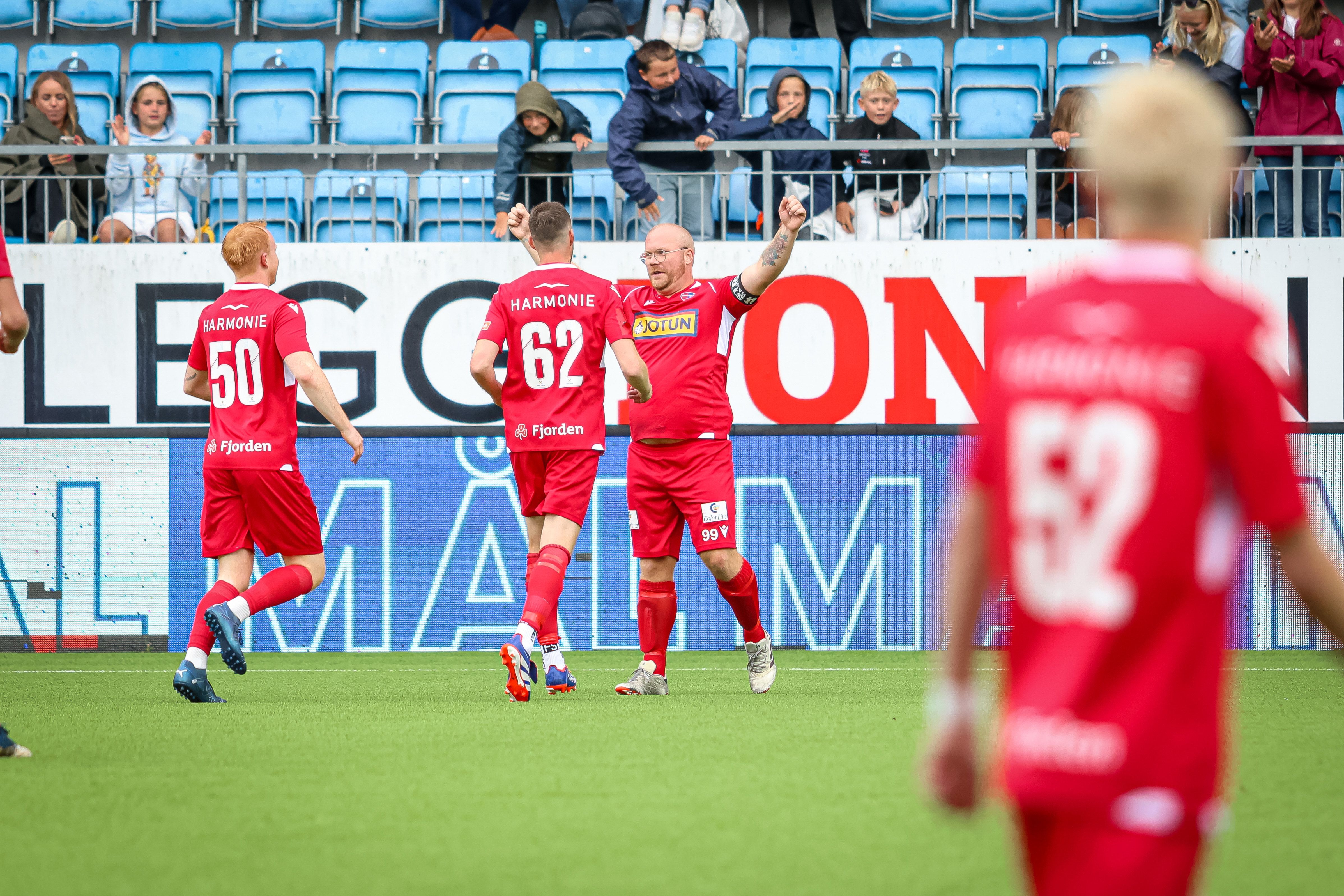 Kent Solheim strekker armene i været etter scoring