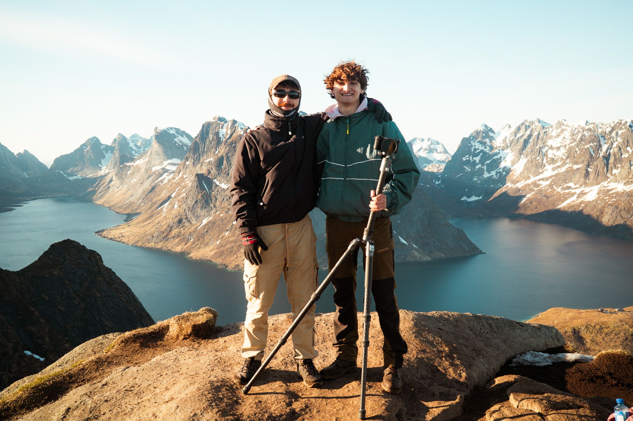 Bilde av Lars-Erik og Lukas med kamerautstyr på en fjelltopp
