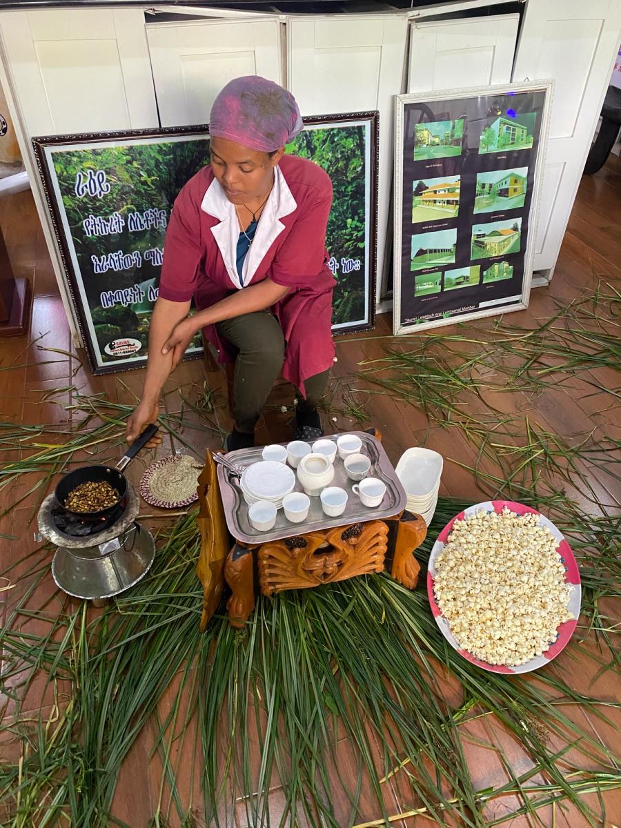 Kvinne som lager kaffe på tradisjonelt etiopisk vis