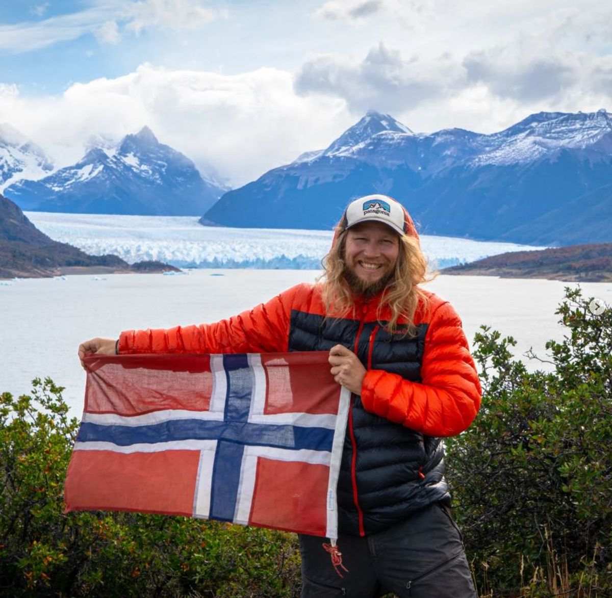 Fredrik Huth Jensen holder det norske flagge, etter en ekspedisjon