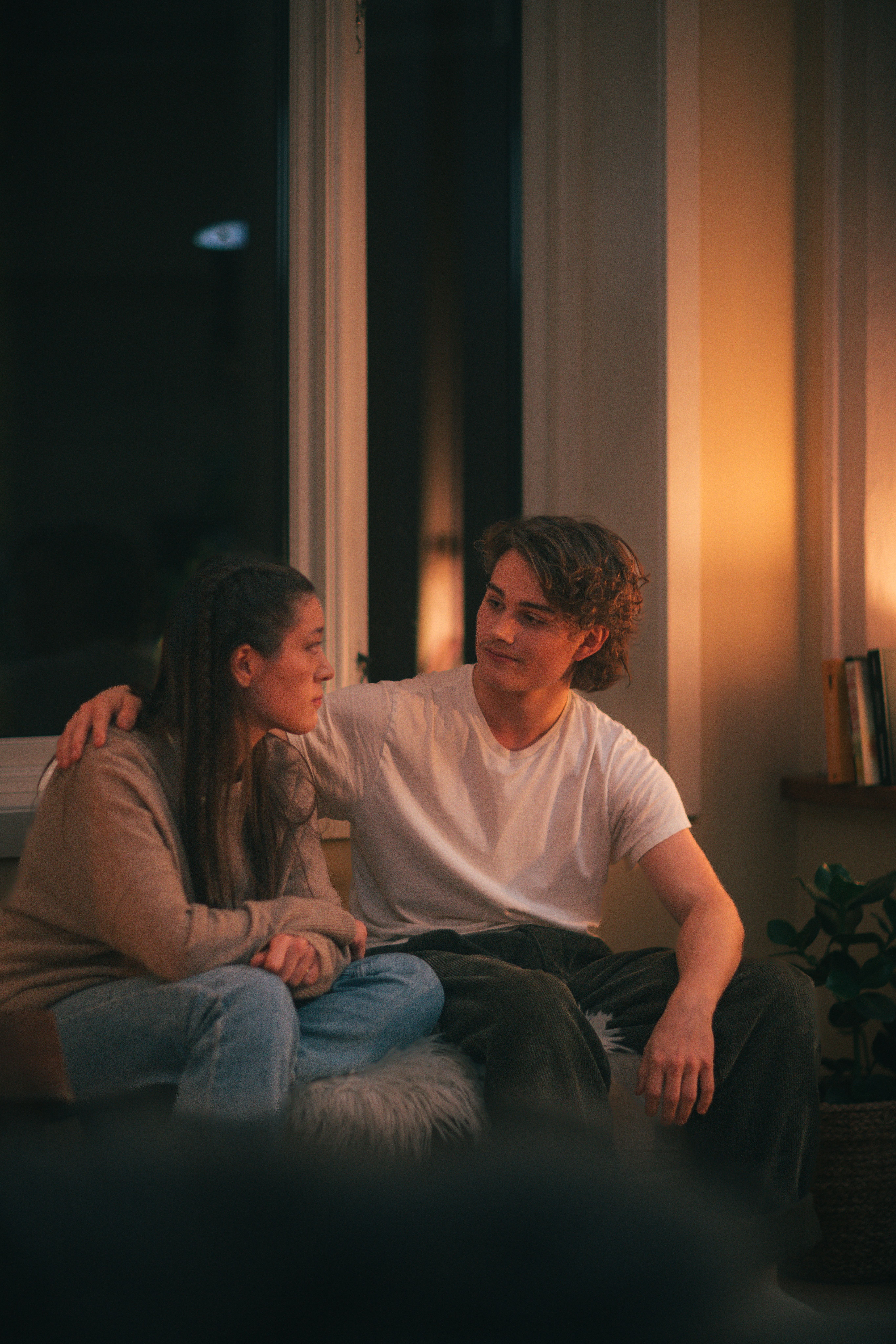 To ungdommer prater sammen