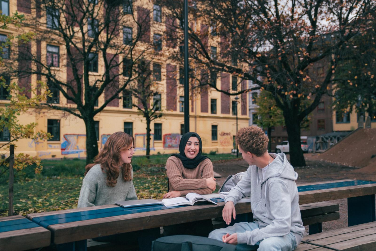 Notatblokk og hånd som skriver
