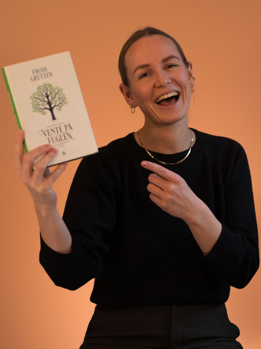 Uformelt bilde av Hannah hvor hun holder opp en bok