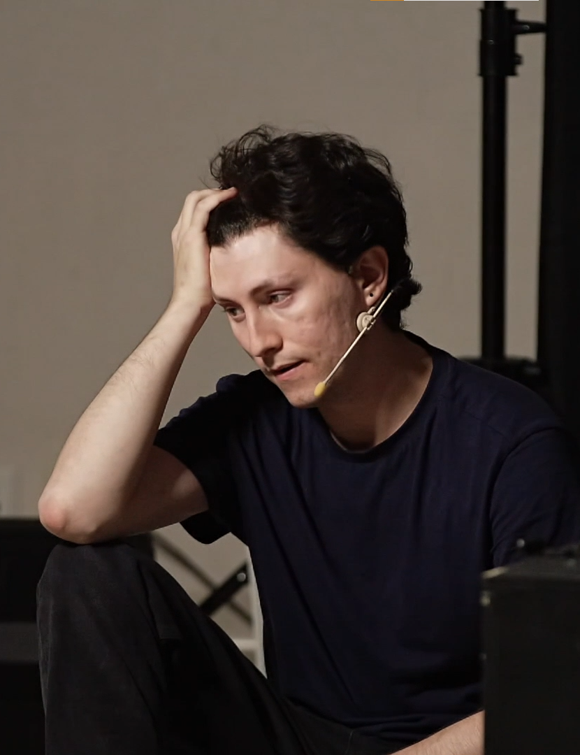 Bilde fra forestillingen - ung mann ser fortvilet ut