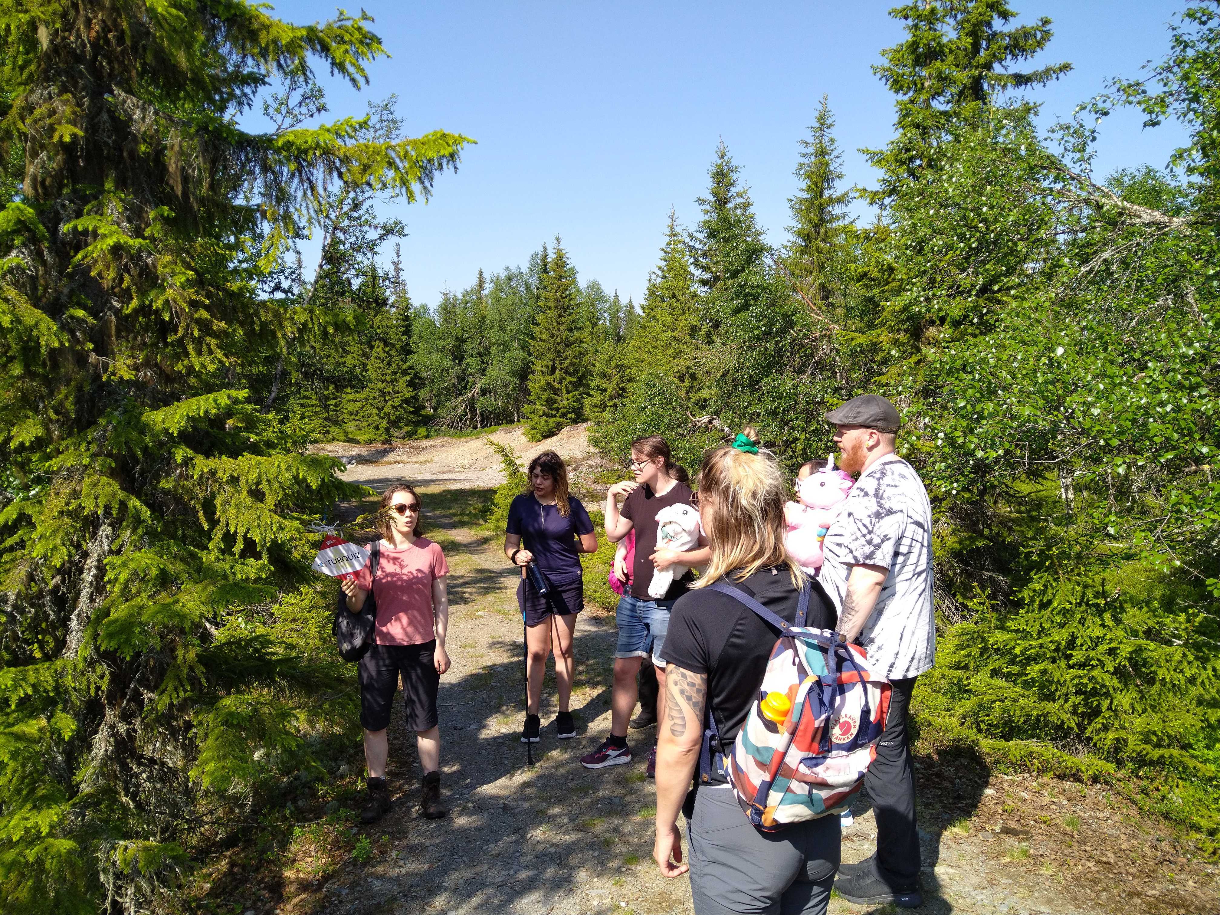 Deltakere gjennomfører en turquiz i skogen