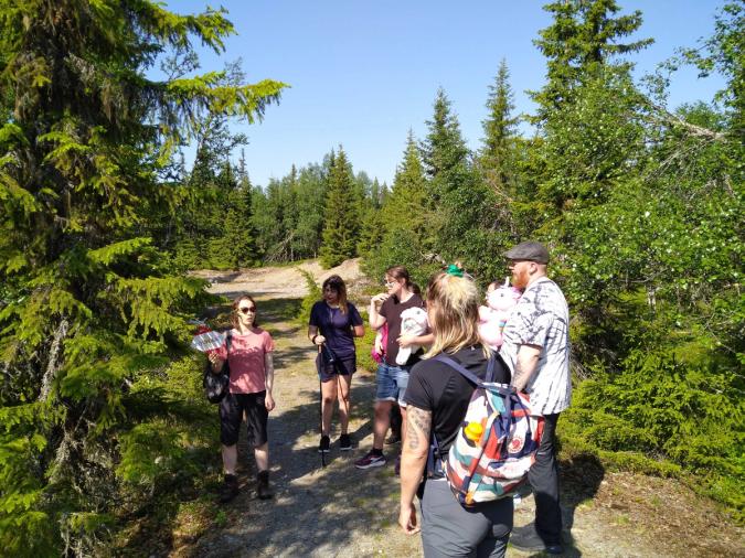 Deltakere gjennomfører en turquiz i skogen