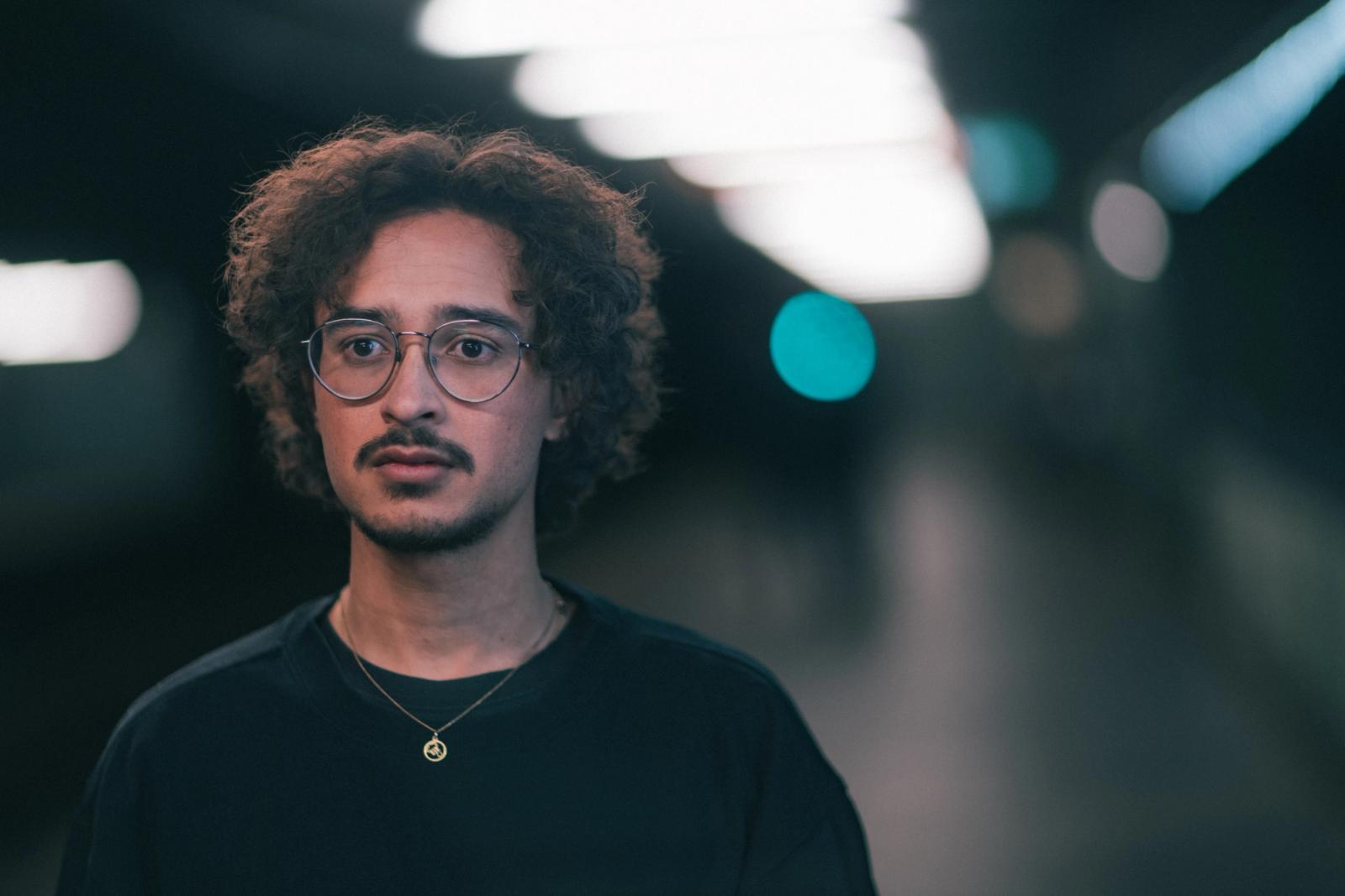 gutt som ser i kamera