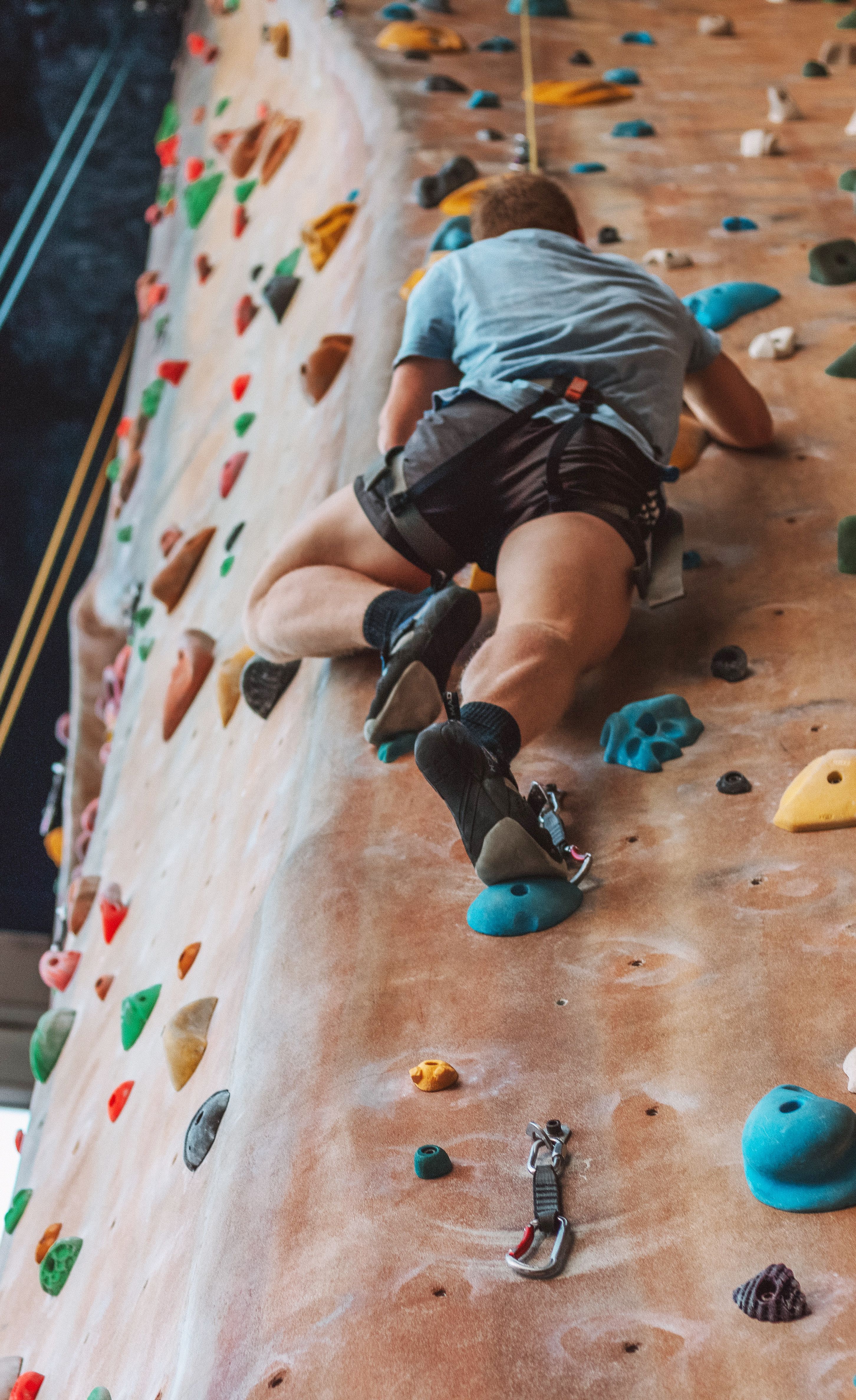 Ung mann i buldrevegg sett nedfra