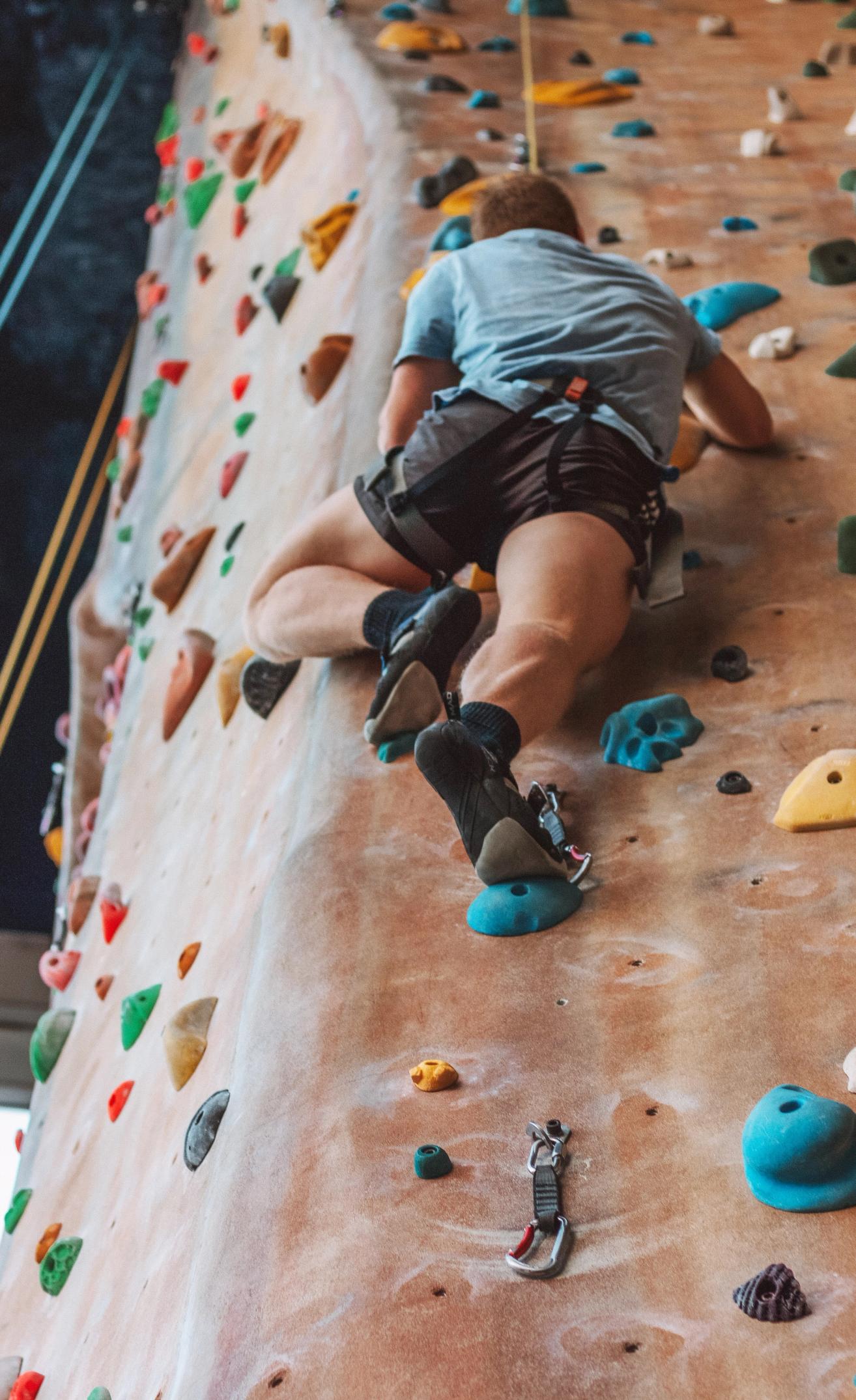 Ung mann i buldrevegg sett nedfra