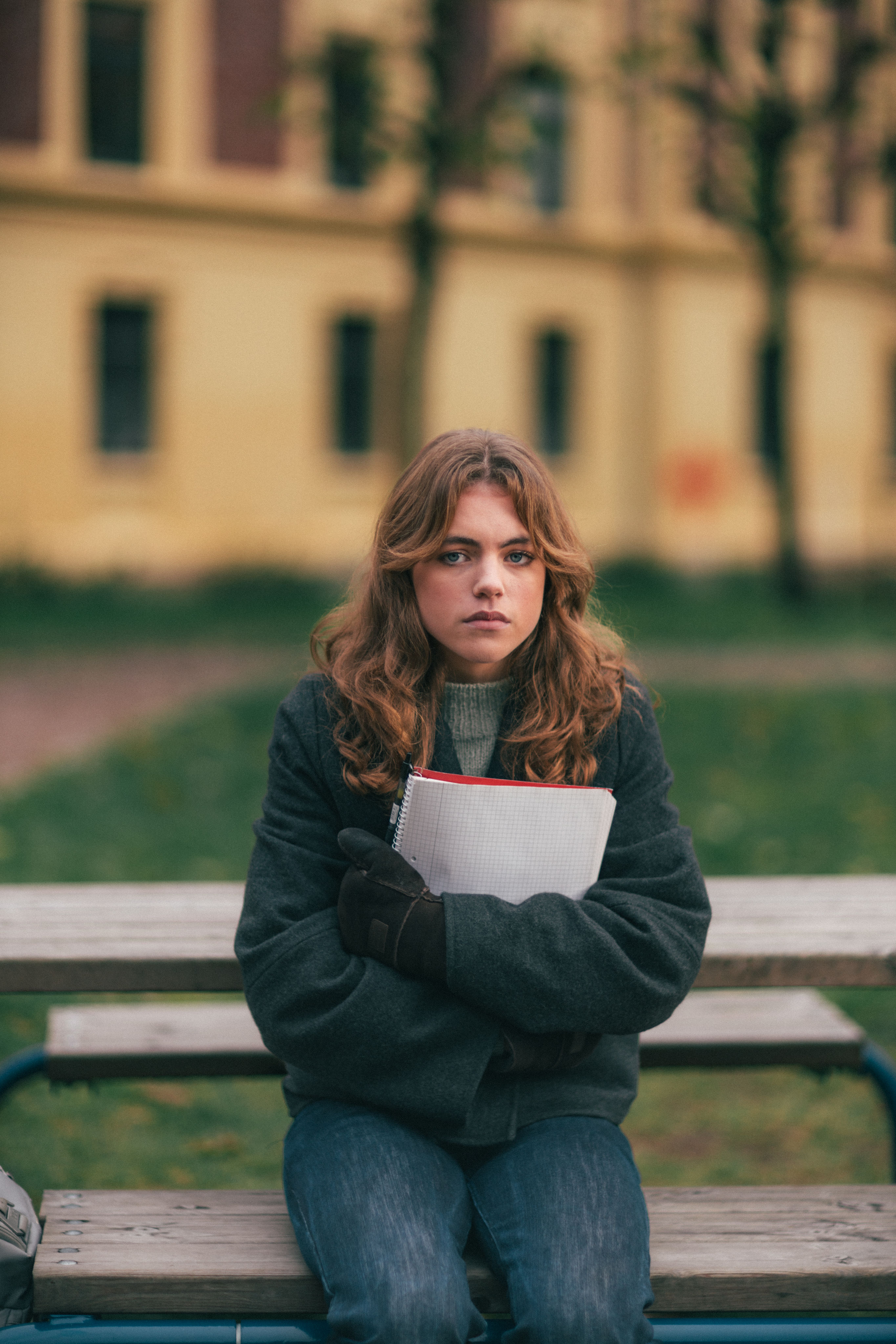 jente på benk som ser engstelig ut