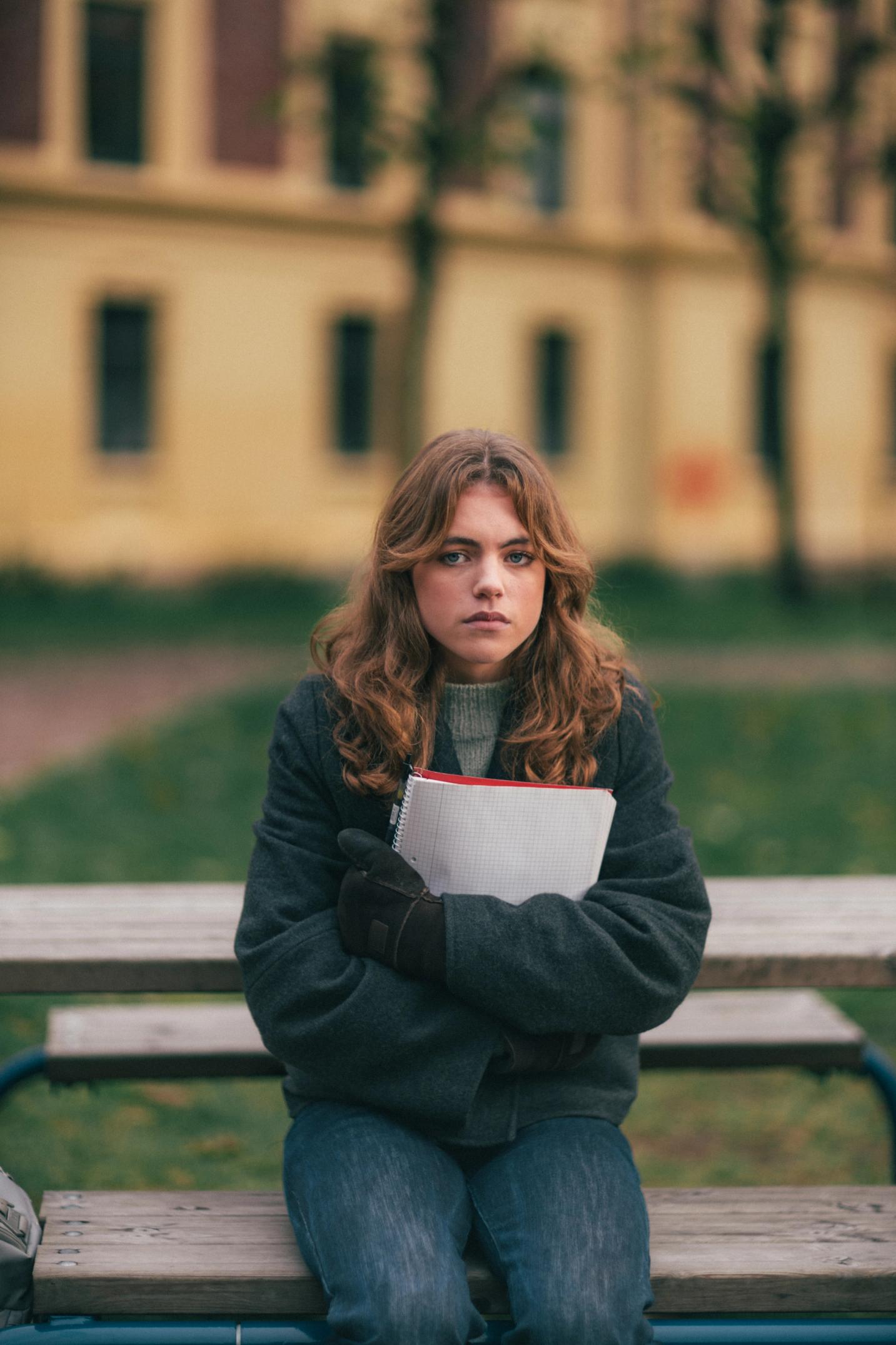 jente på benk som ser engstelig ut
