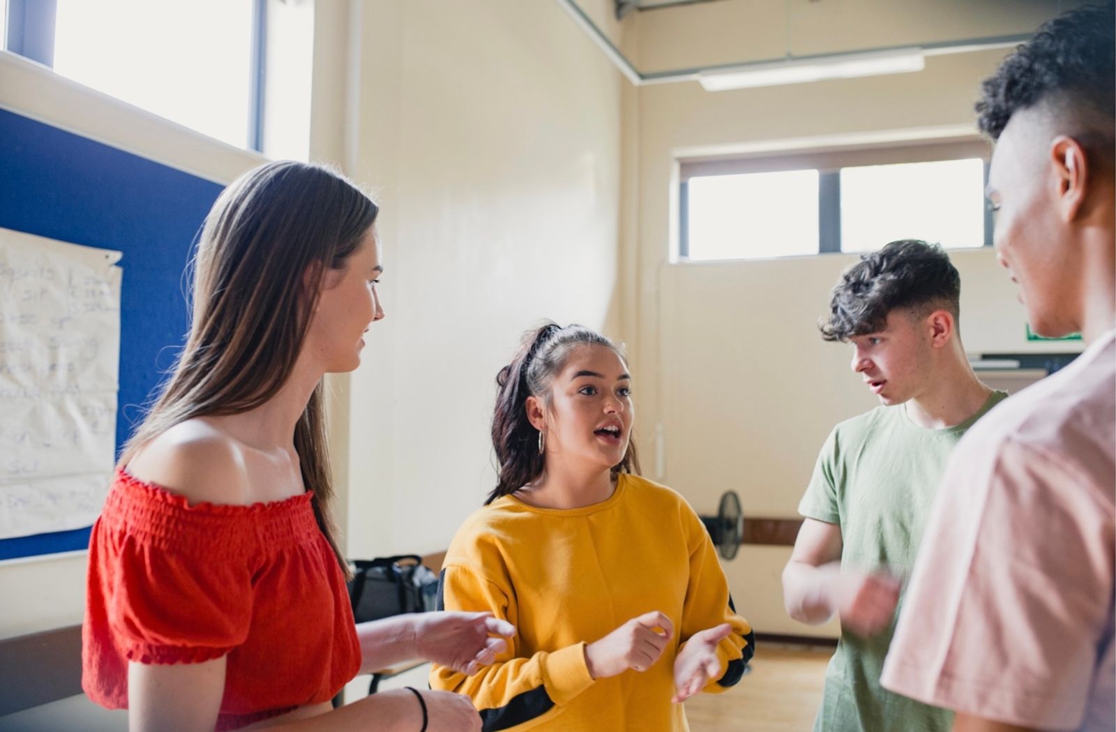 Unge mennesker snakker sammen med tegnspråk
