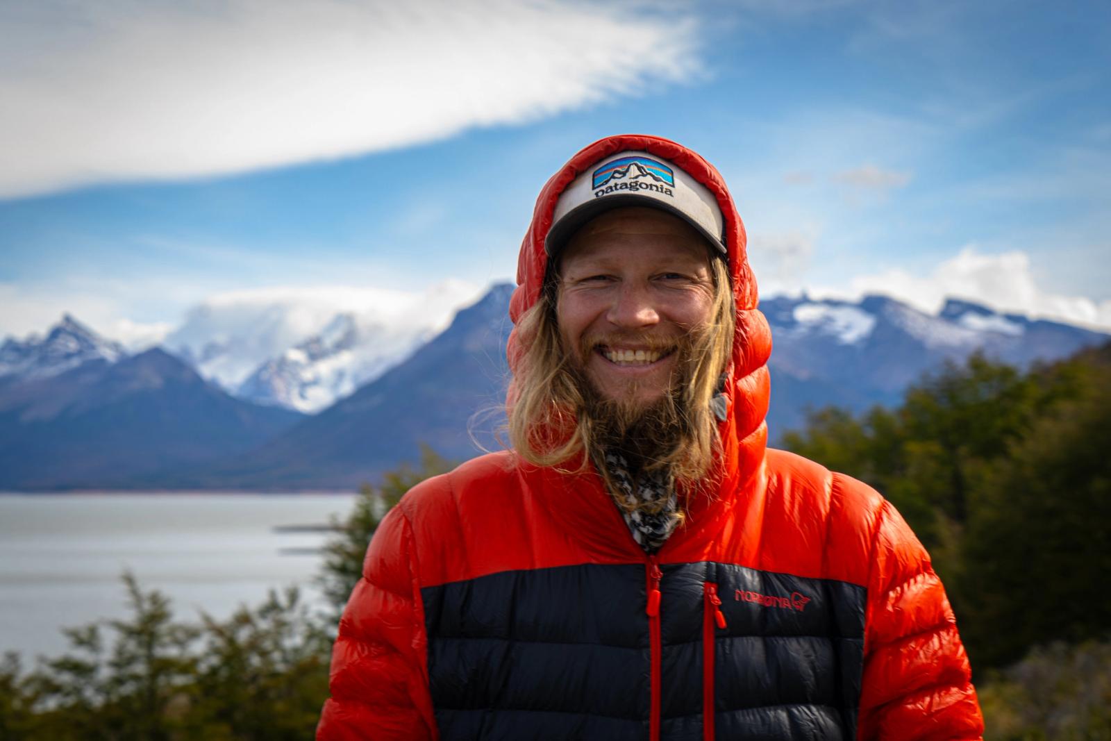 bilde av Fredrik Huth Jensen med hette på, fjell i bakgrunn