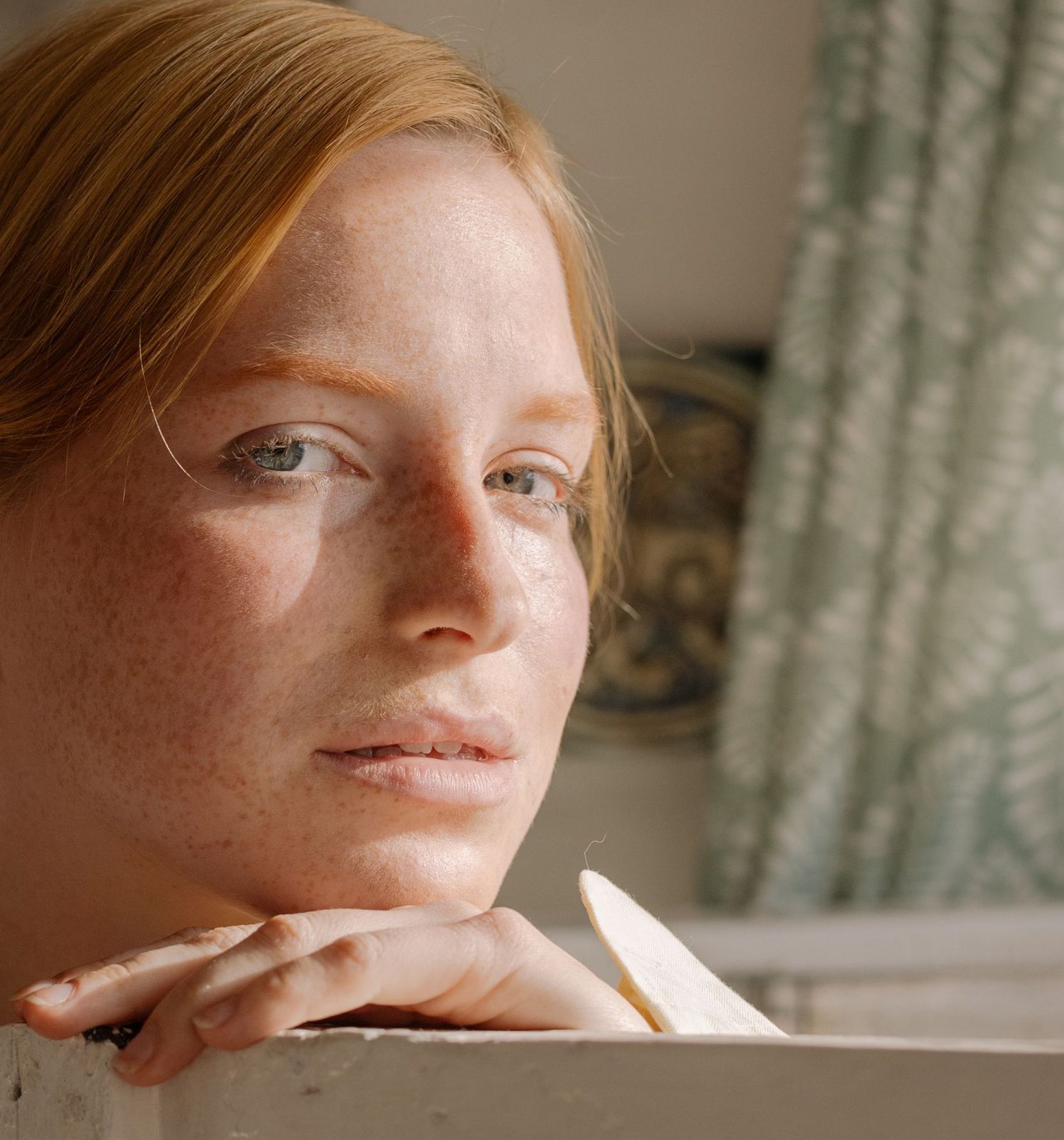 Kvinne som ser i kameraet