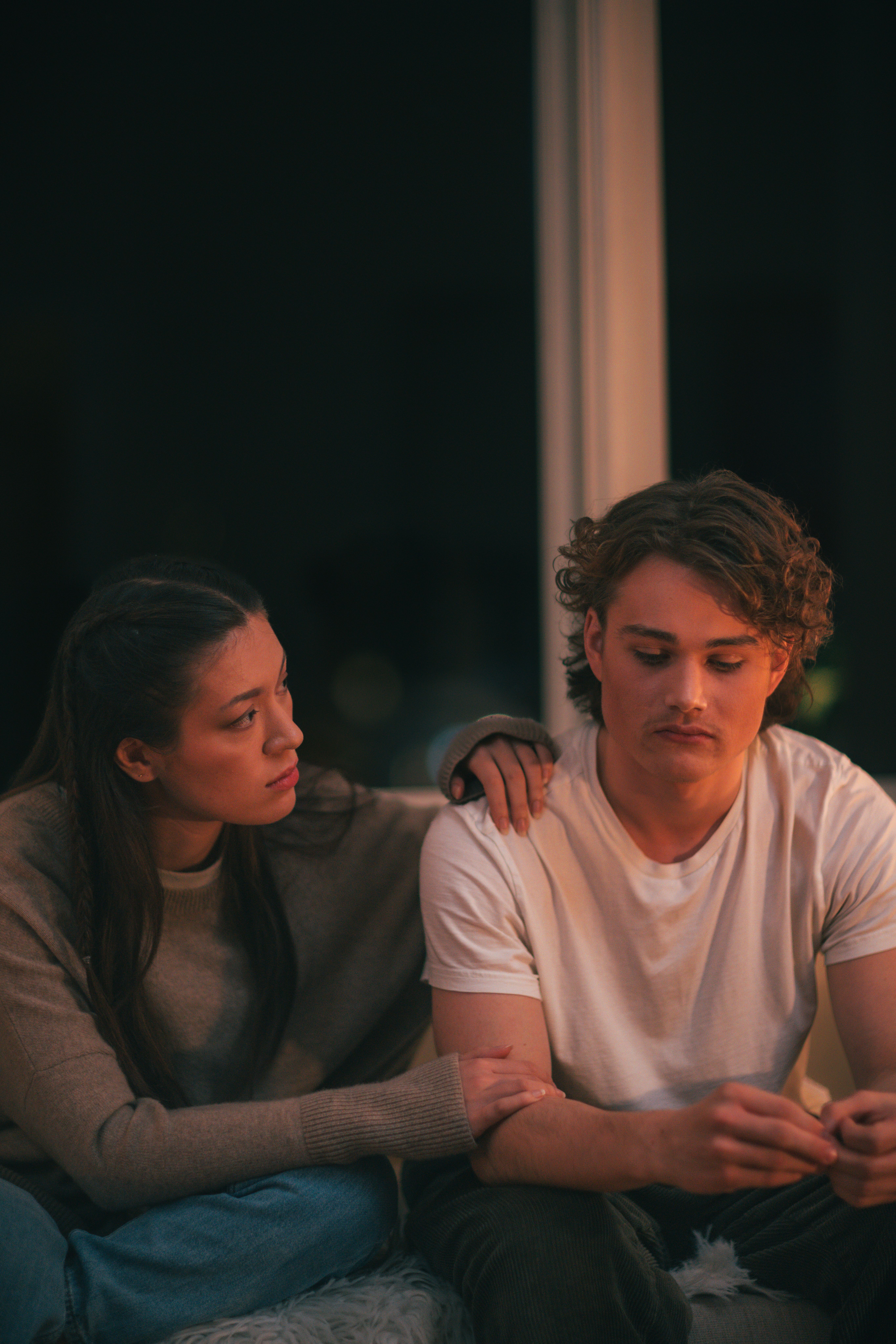 To personer som sitter ved siden av hverandre