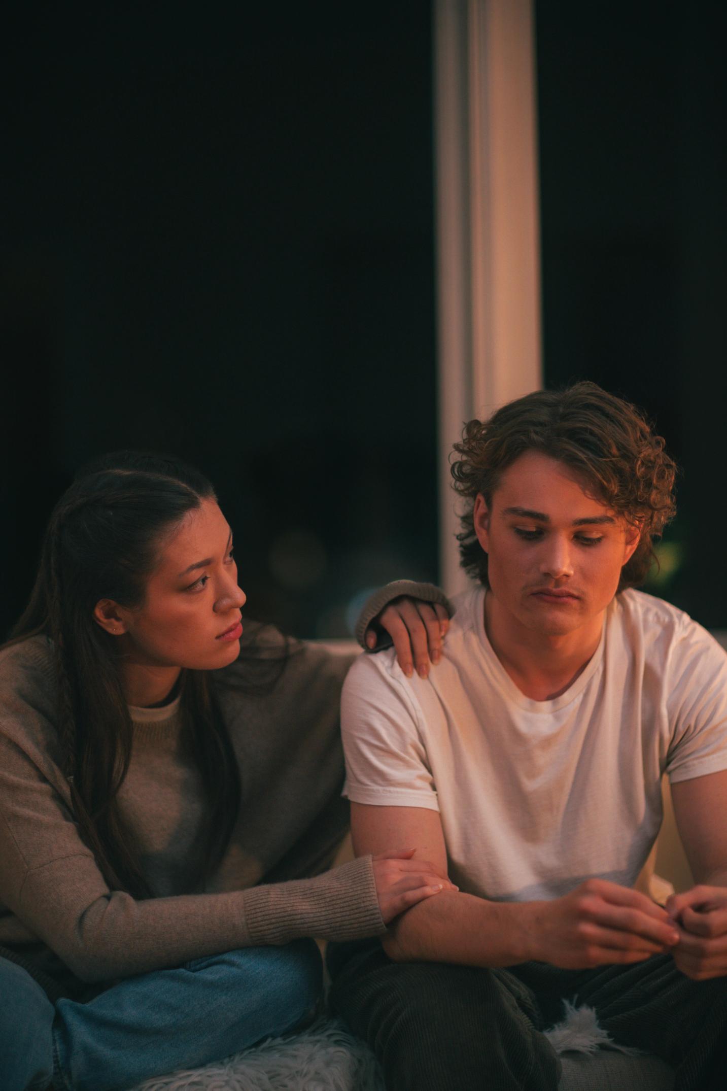 To personer som sitter ved siden av hverandre