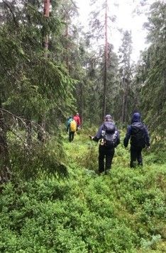 Personer ute i skog og mark