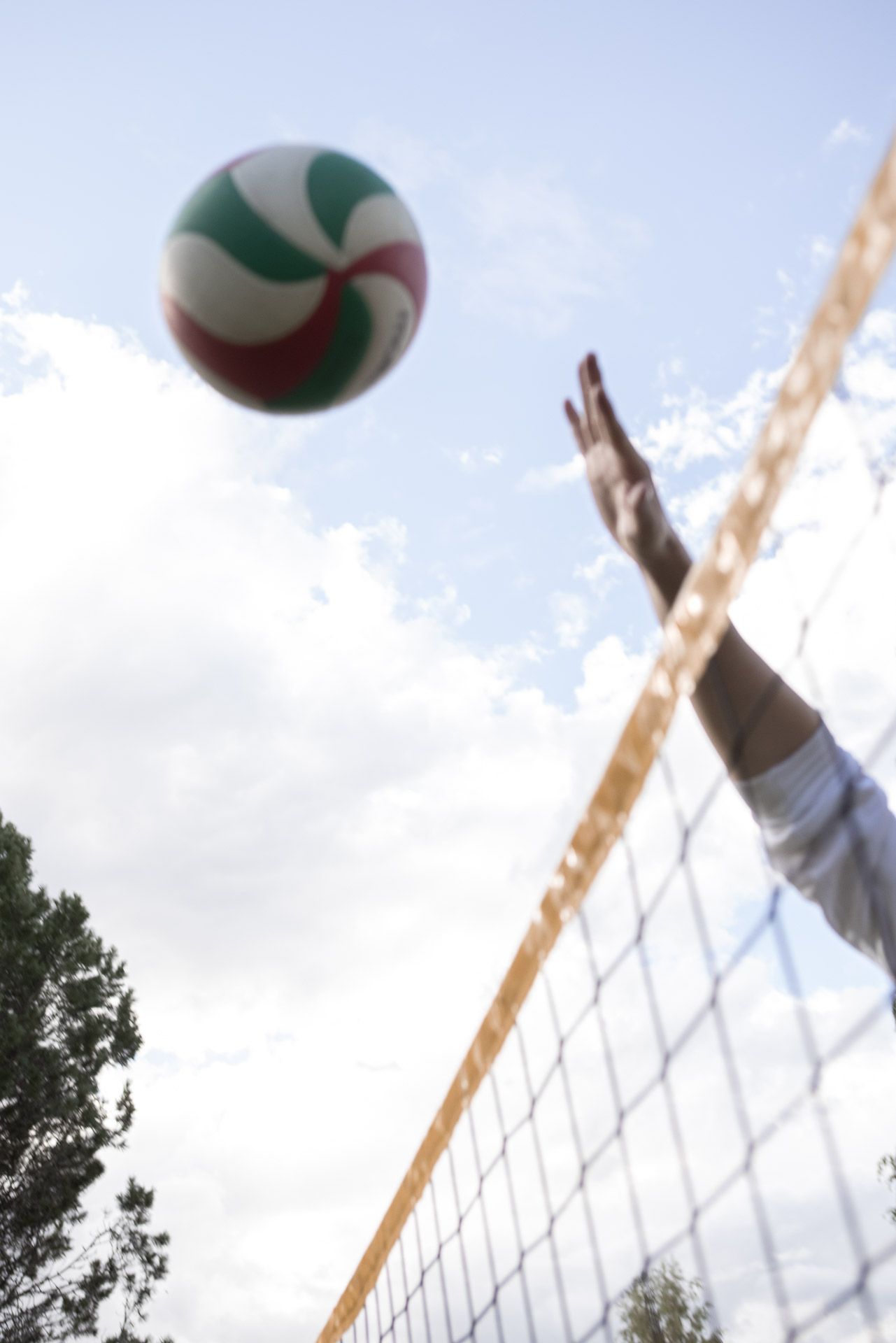 En person som spiller volleyball