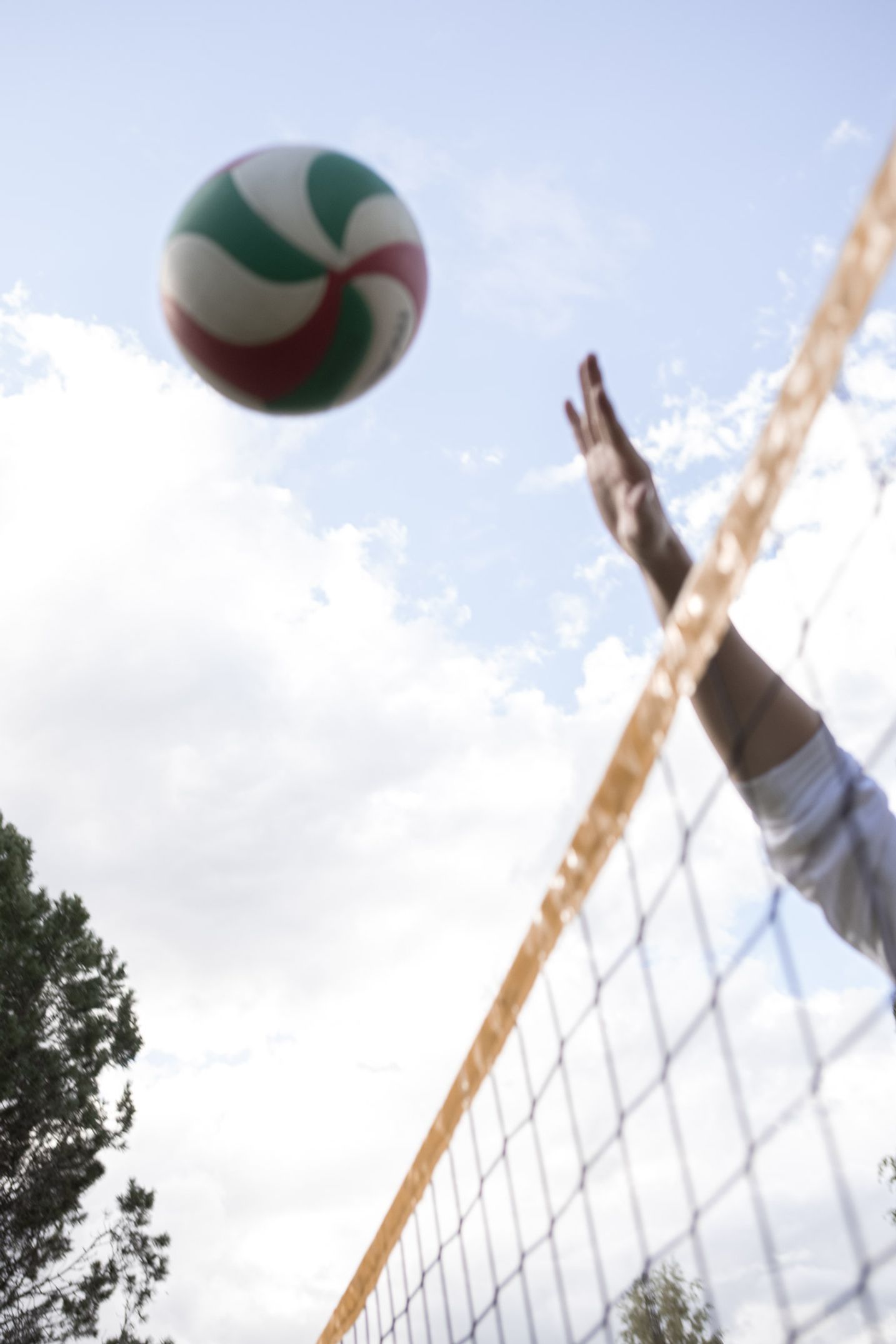 En person som spiller volleyball