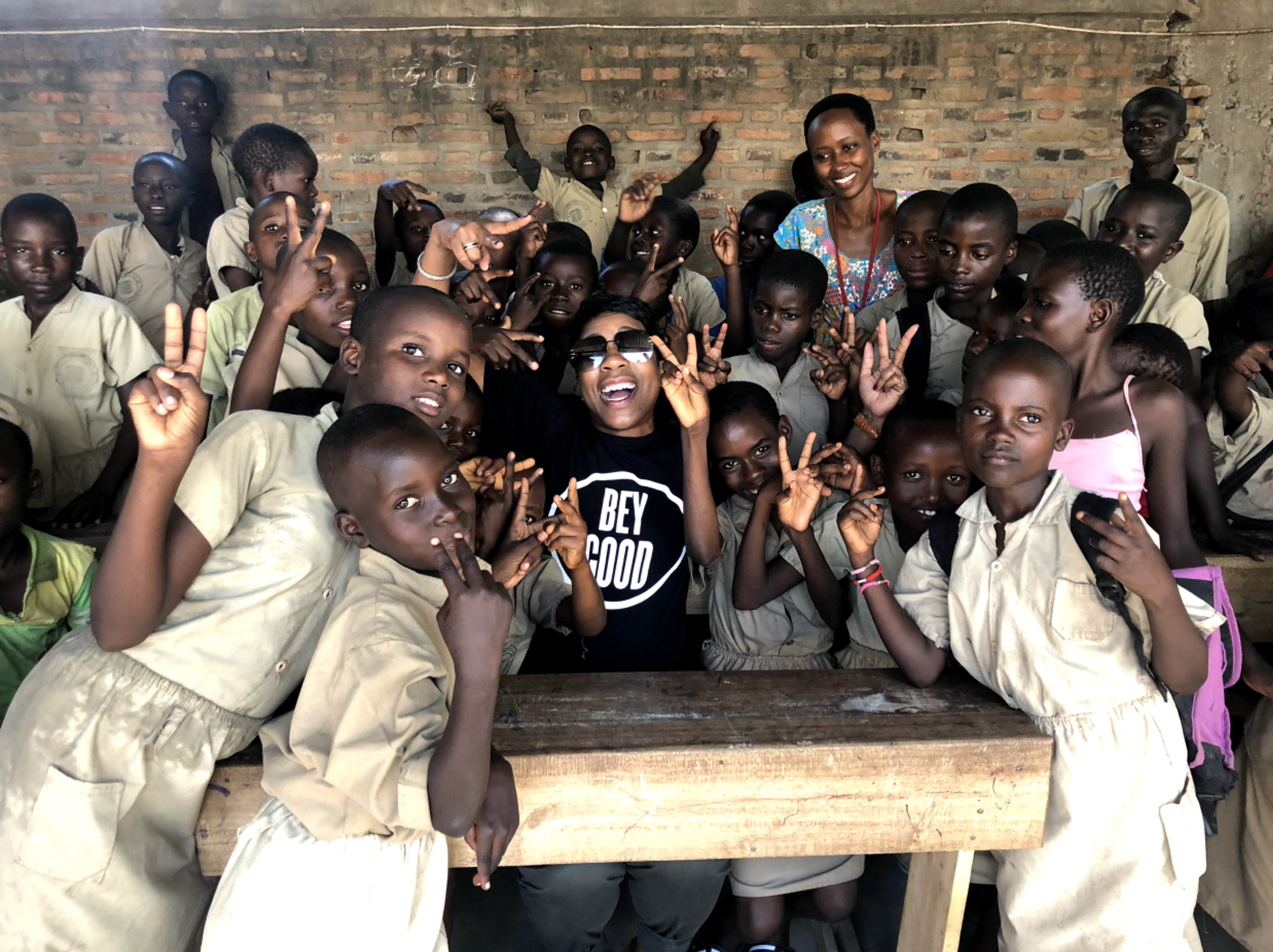children making peace sign