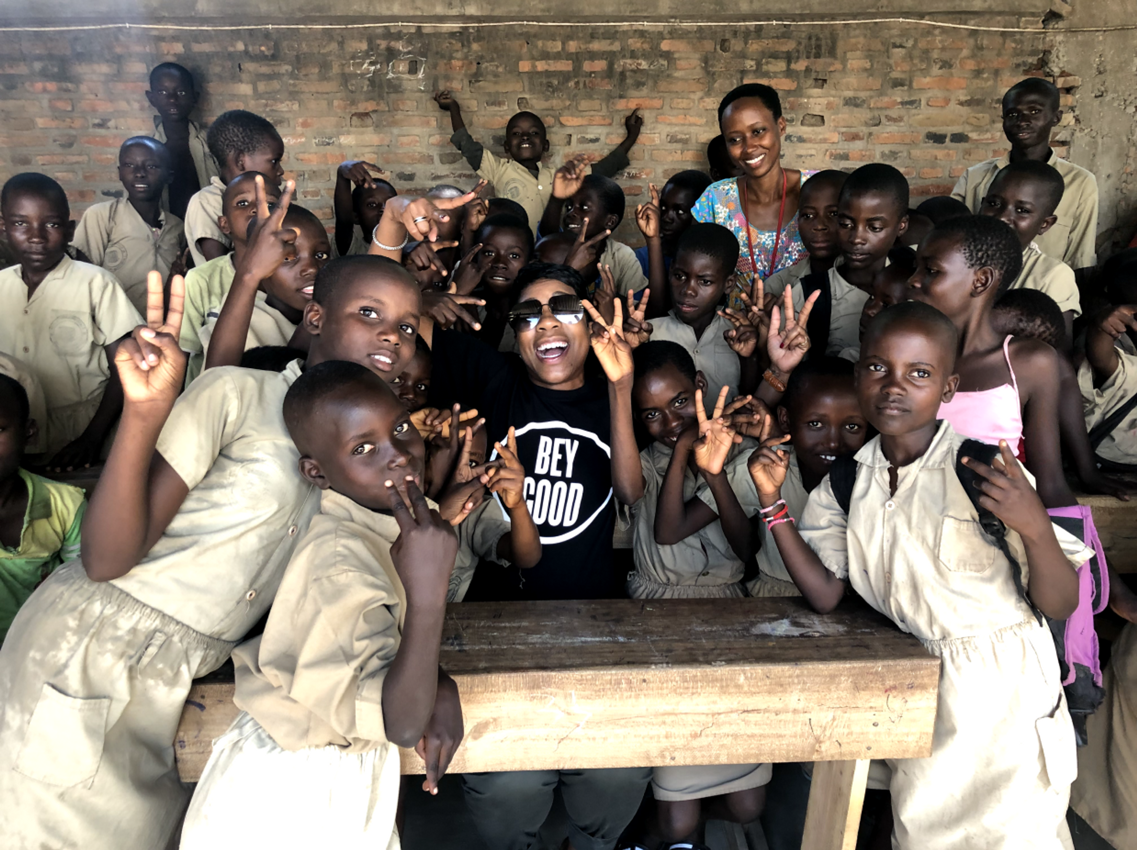 children making peace sign