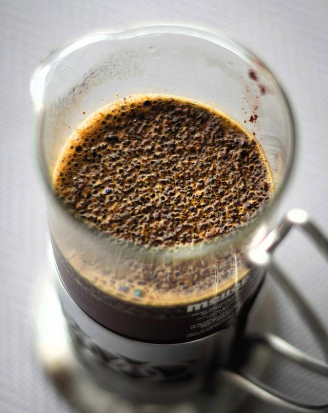 Steeping Coffee Grounds in a French Press (Immersion Brewing)