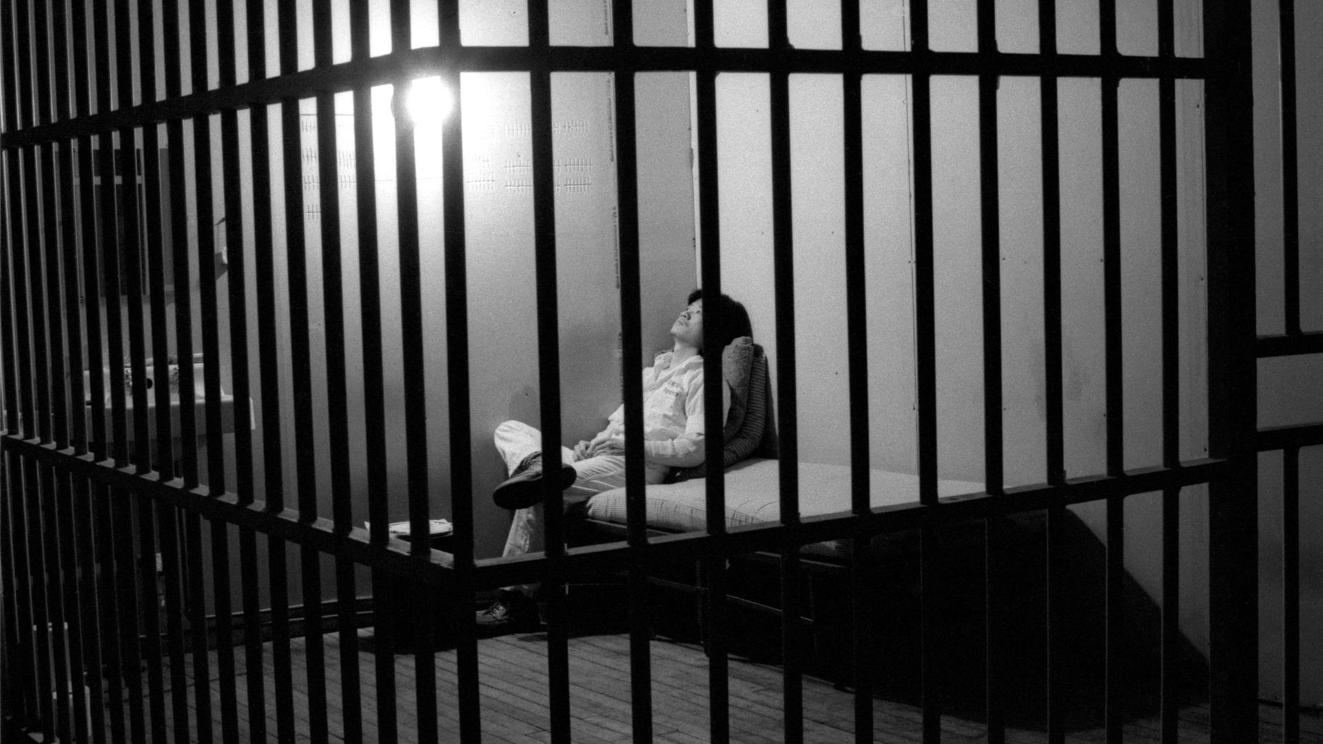 Tehching Hsieh in Cage Piece