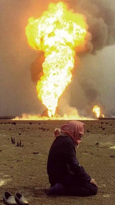 Oil field fire during the Gulf War