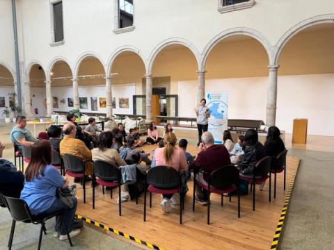 Grupo de personas escuchando la presentación