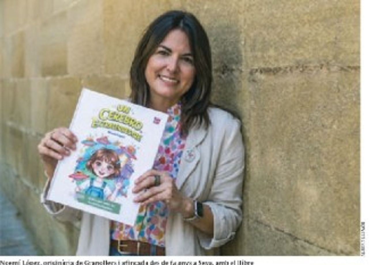 Foto de la autora del libro sosteniendo el libro con las manos