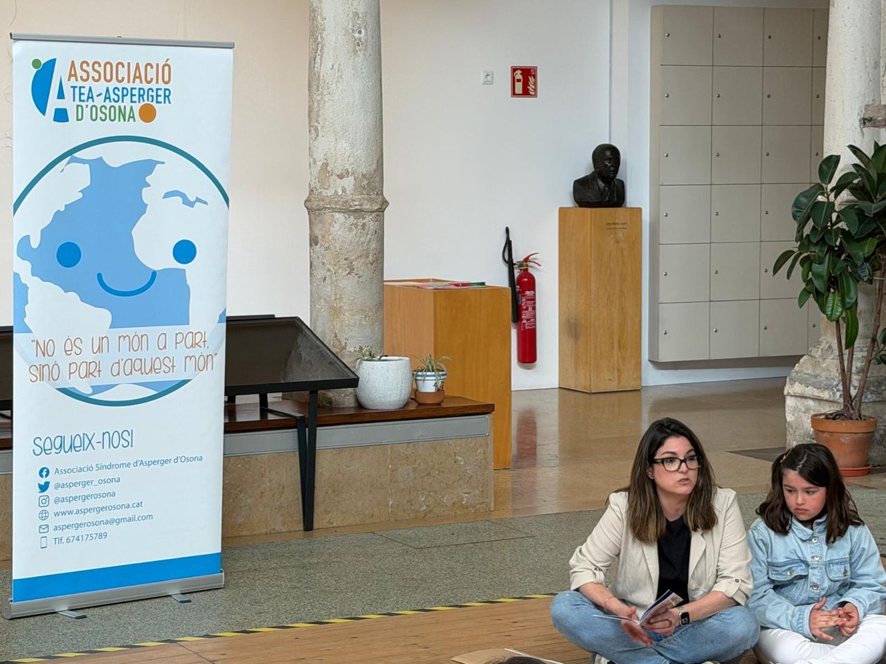 La autora exponiendo 