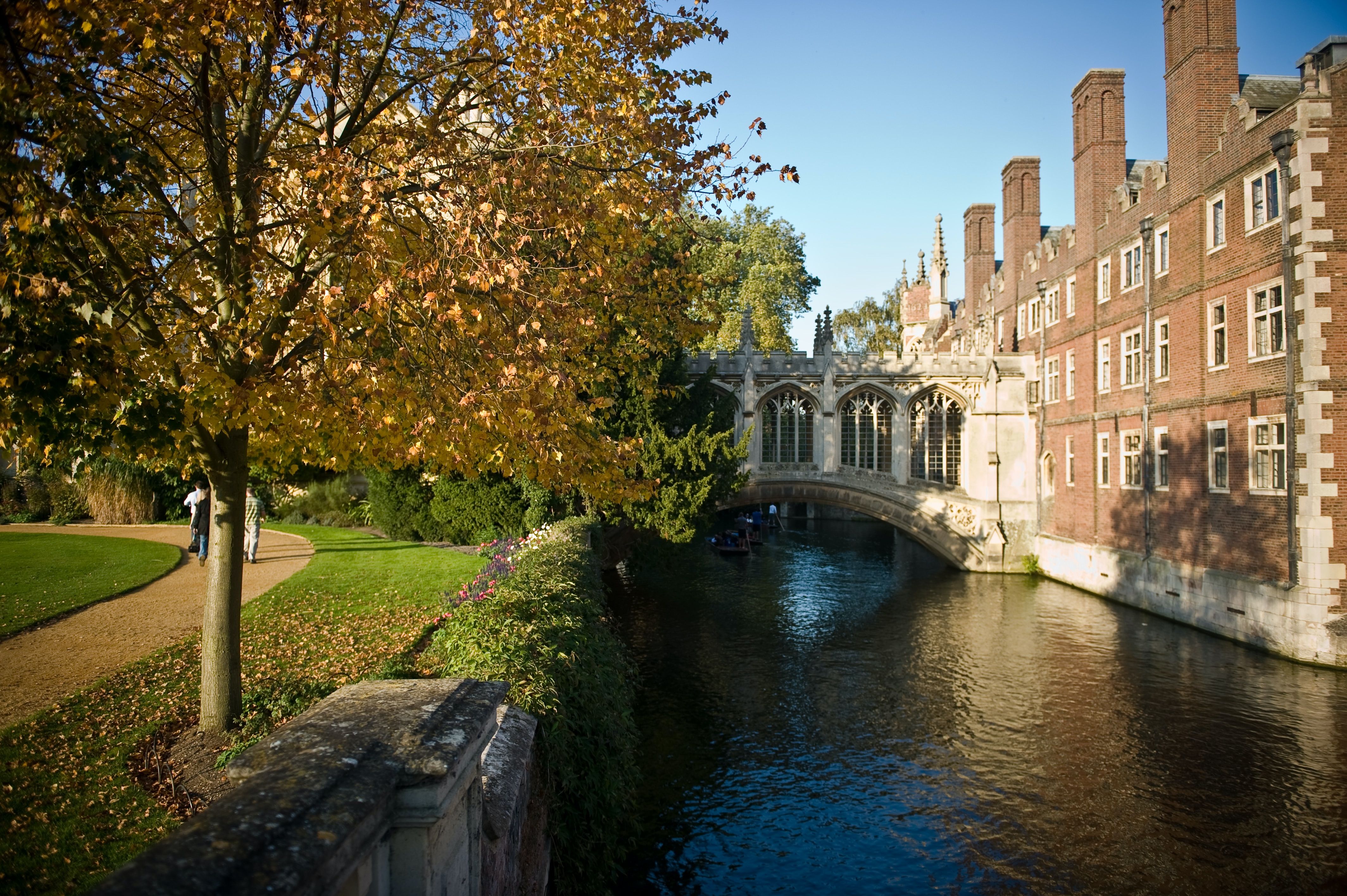 Колледж город. Восточная Англия Кембридж. Cambridge город. Кембридж сент Джонс колледж мост вздохов. Великобритания Эстетика Кембридж.