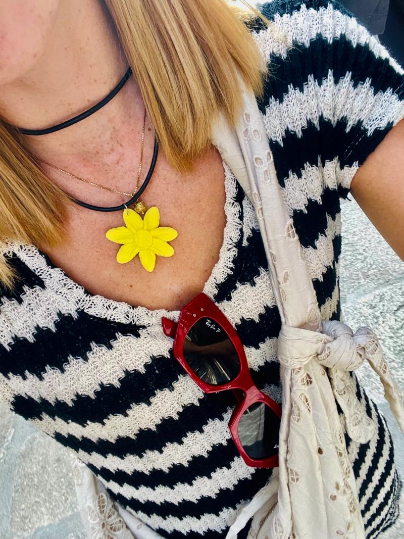 Collar flor amarilla