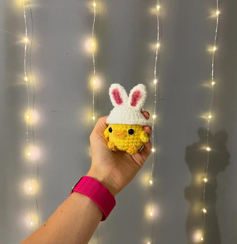 Pollito con gorro de conejito