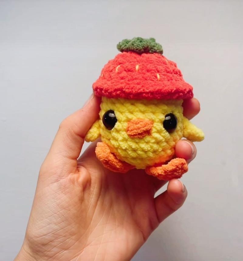 Pollito con gorro de fresa