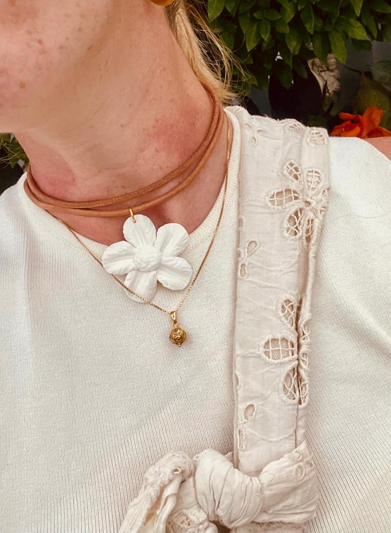 Collar flor blanca