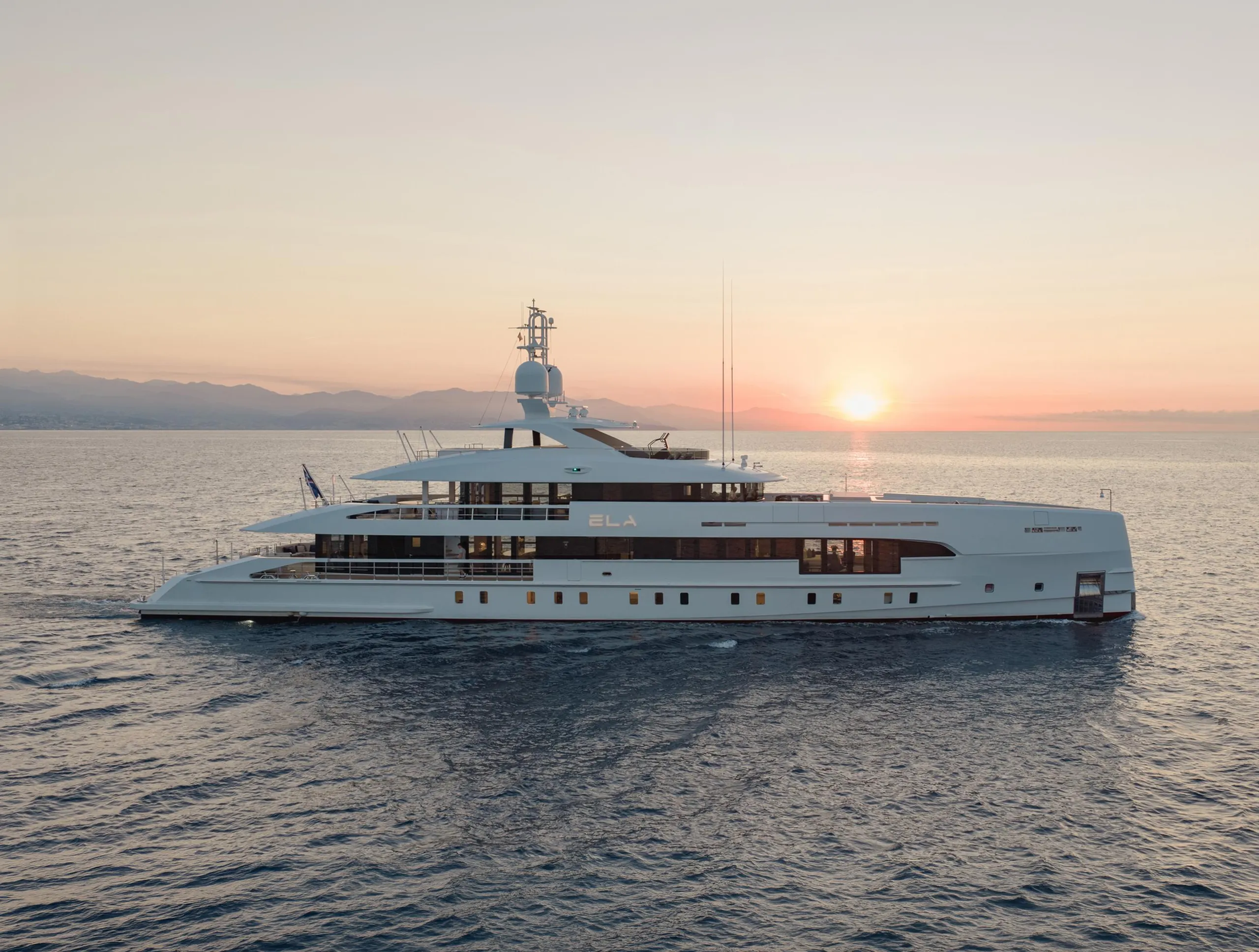 Heesen 50m - Photograph 5