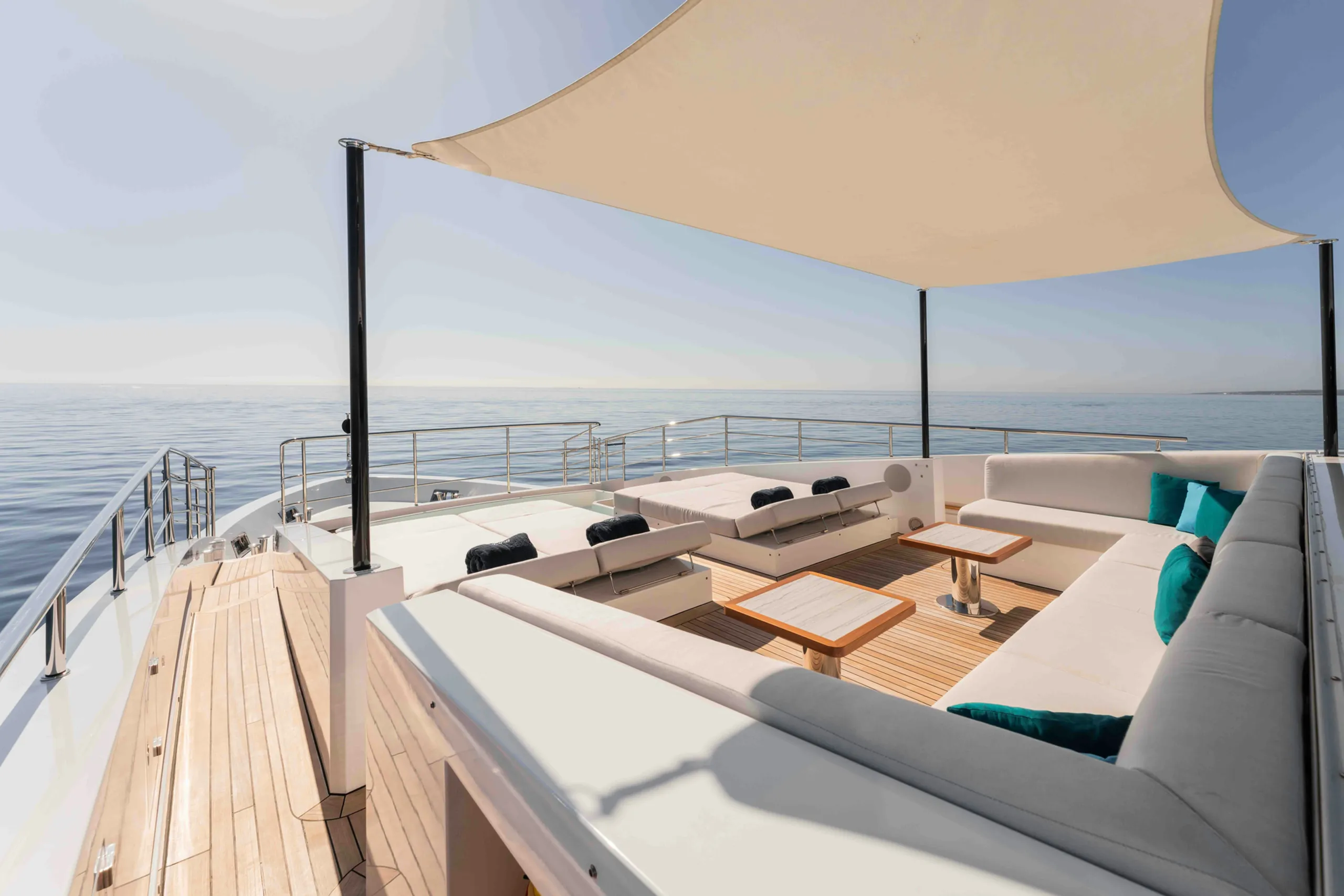 Benetti 38m - Photograph 9