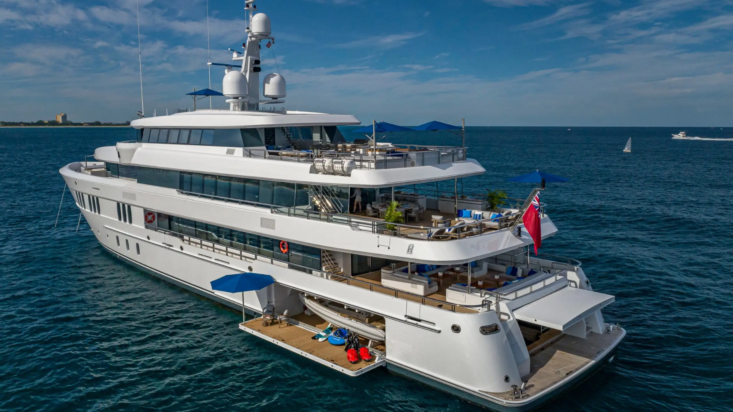 Hakvoort 61-metre at anchor