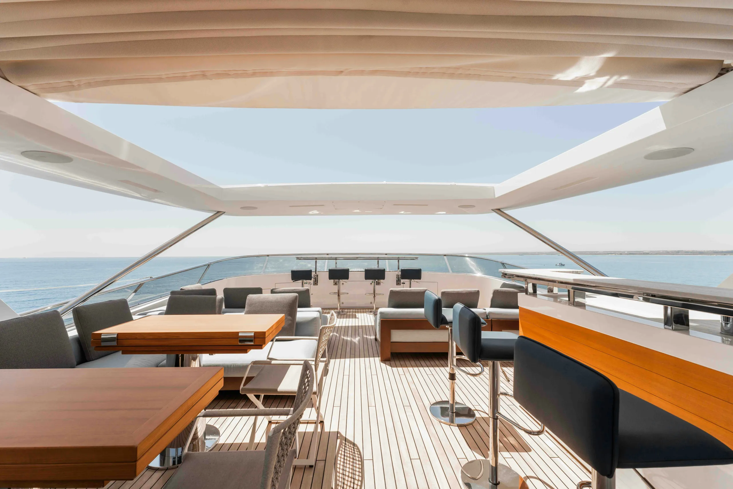 Benetti 38m - Photograph 6