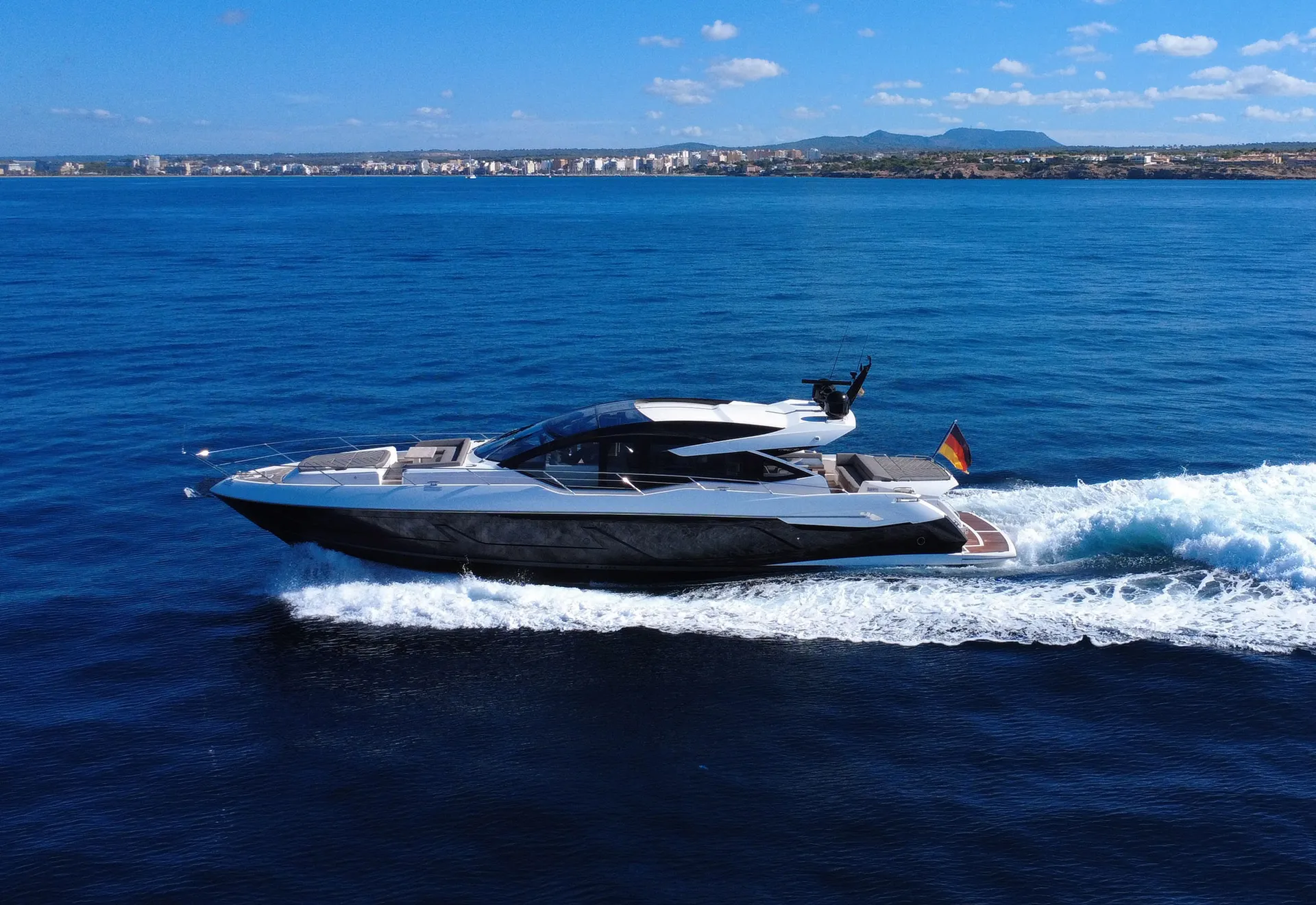 Sunseeker 23m - Photograph 1