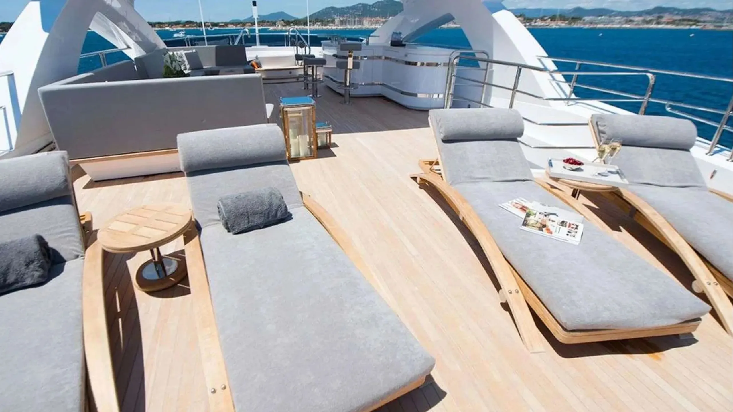 Sunseeker 40m, exterior detail.