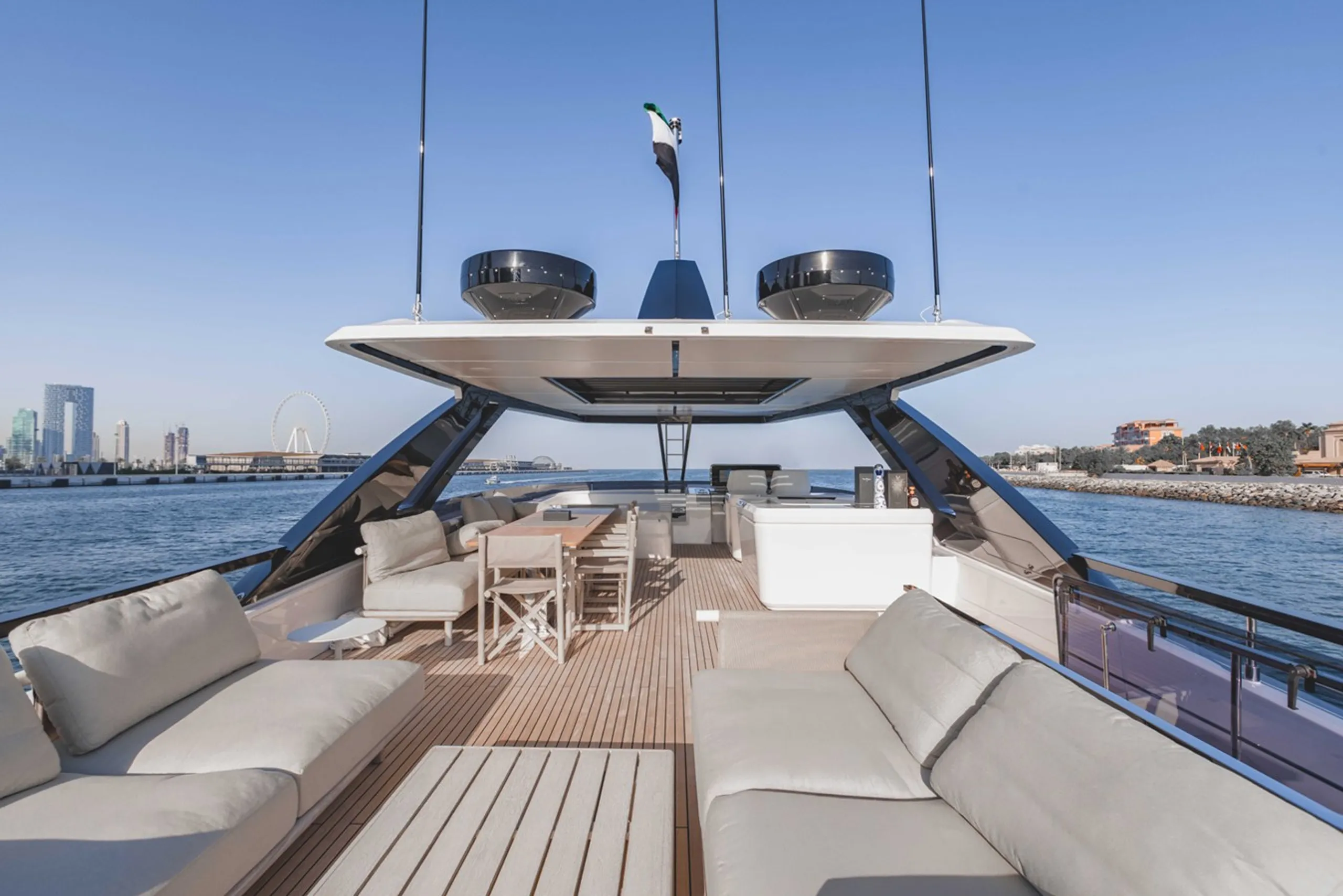 Ferretti 27m - Photograph 6