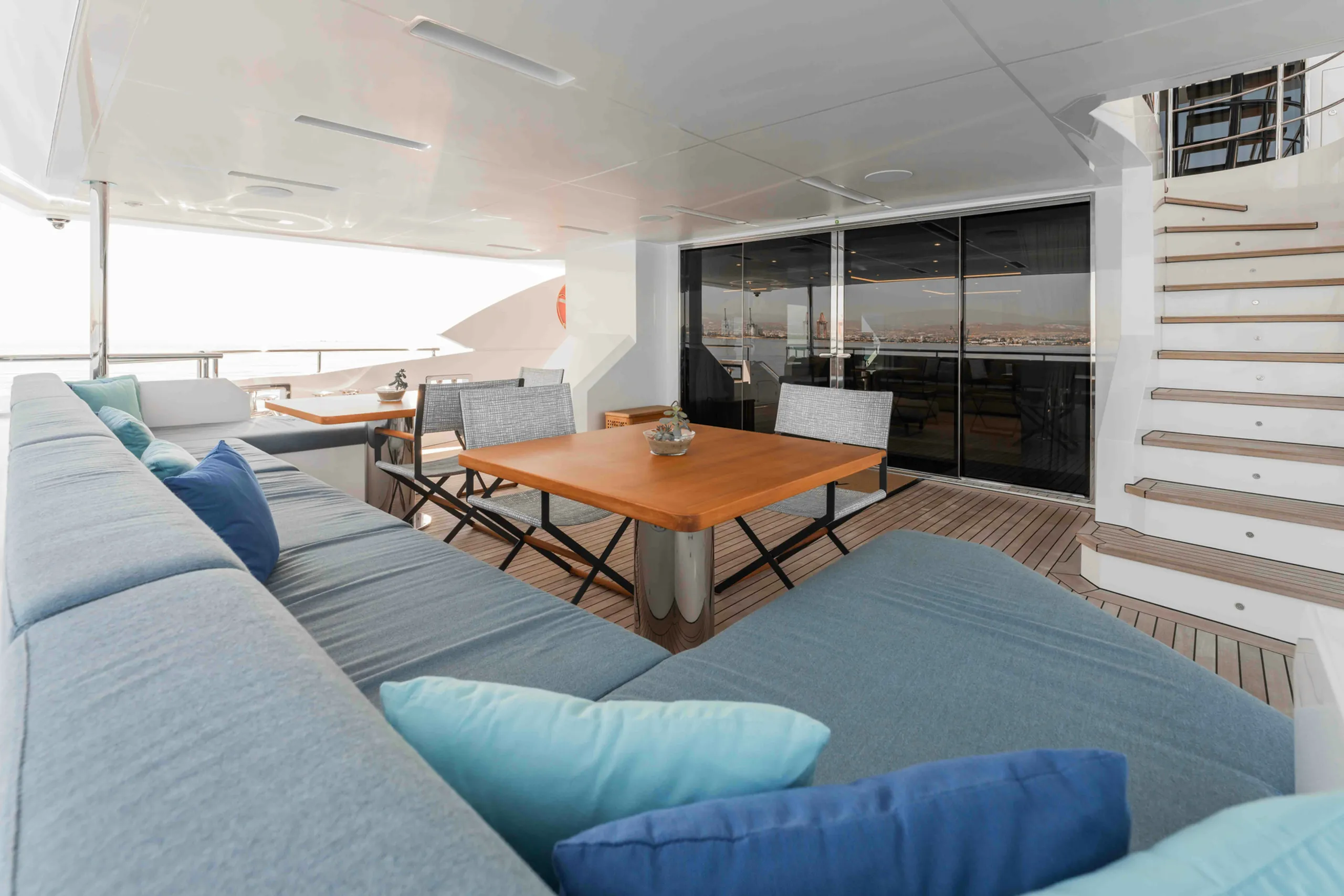 Benetti 38m - Photograph 8